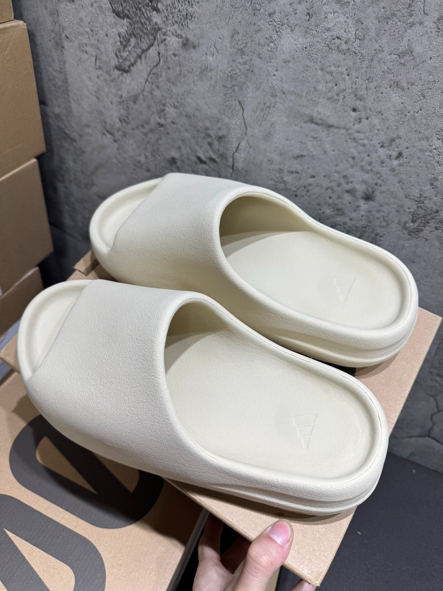 Yeezy Yeezy White Lowtop Sneakers 9 Men Size US 9 / EU 42 - 1 Thumbnail