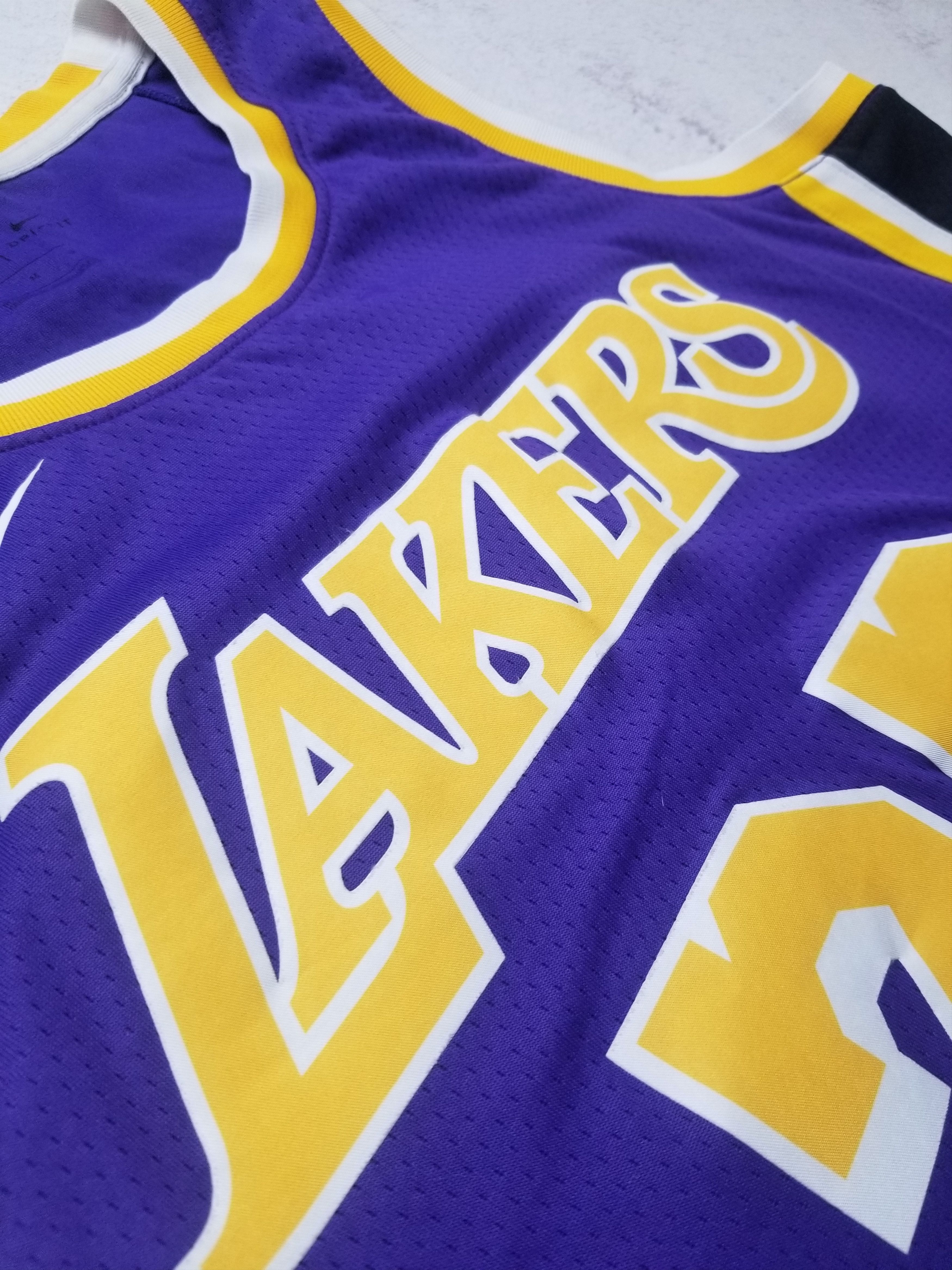 Nike Nike Los Angeles Lakers LeBron James #23 Swingman NBA Jersey Size US M / EU 48-50 / 2 - 10 Thumbnail