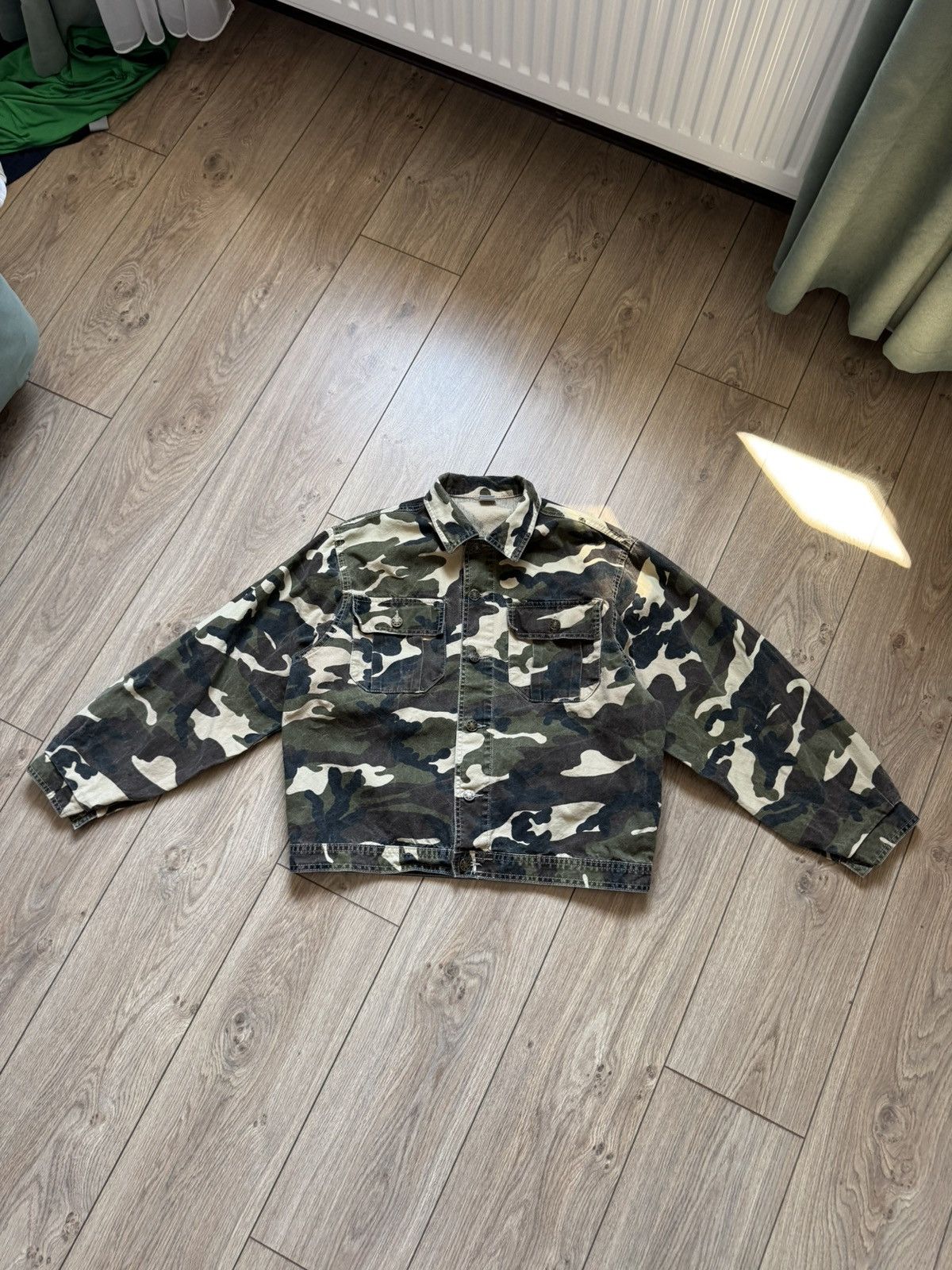 VINTAGE CAMO CROPPED DENIM JACKET