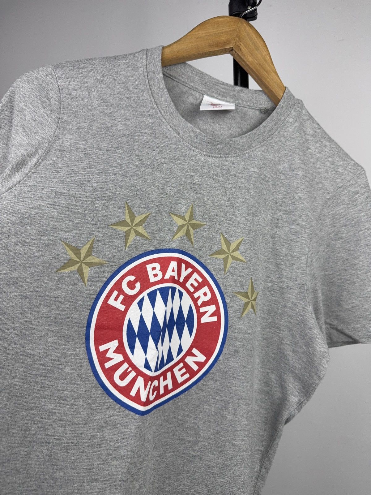 Vintage FC Bayern Munich MIA SAN MIA Crest Graphic T-Shirt Size US S / EU 44-46 / 1 - 4 Thumbnail