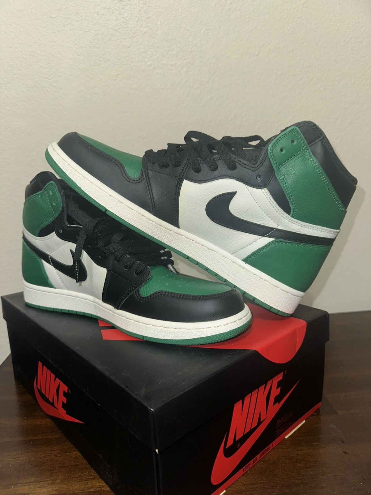 Nike AIR JORDAN 1 RETRO HIGH PINE GREEN Size US 12 / EU 45 - 1 Thumbnail