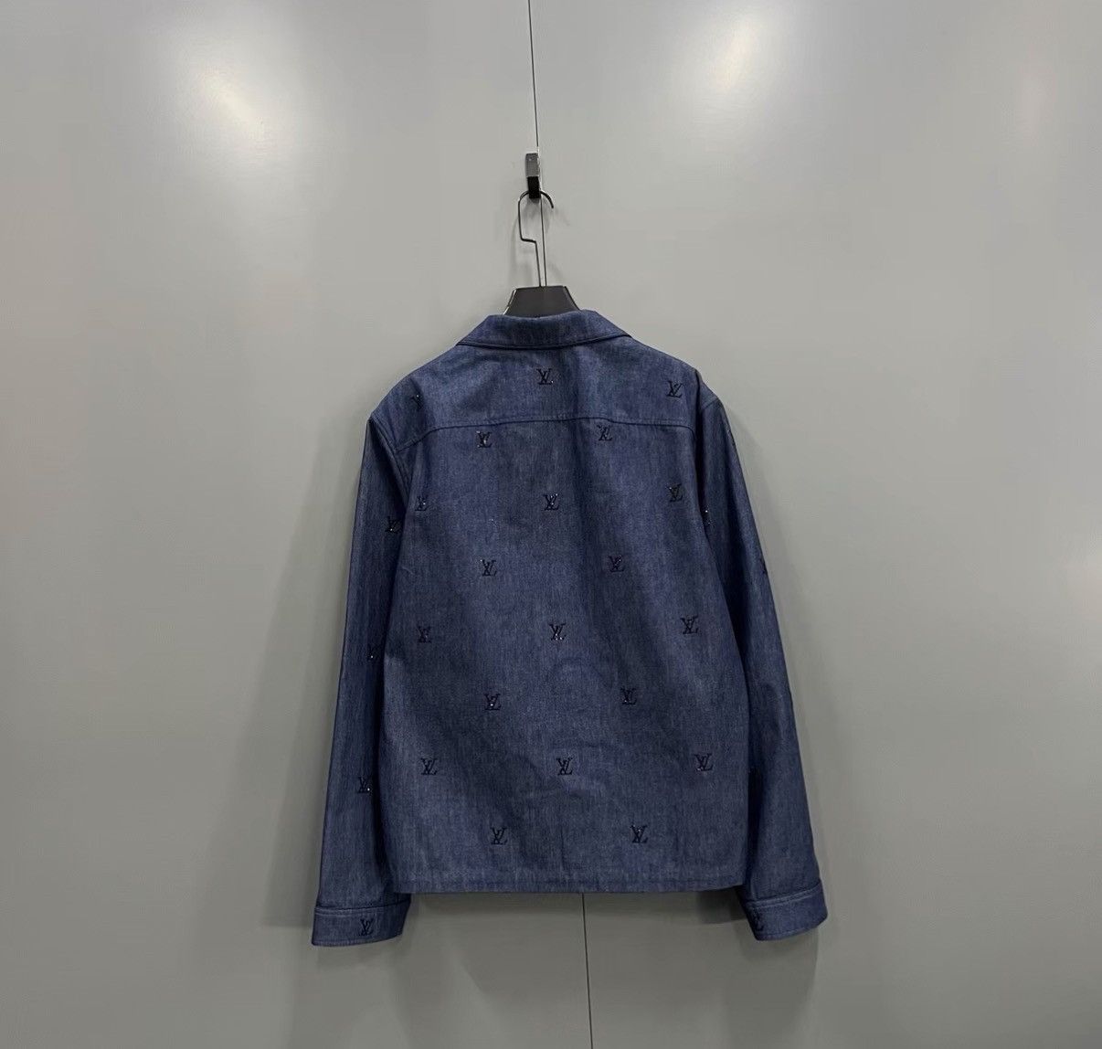 Louis Vuitton Louis Vuitton 25SS rhinestone logo denim shirt J41 Size XXL / US 16-18 / IT 52-54 - 2 Thumbnail