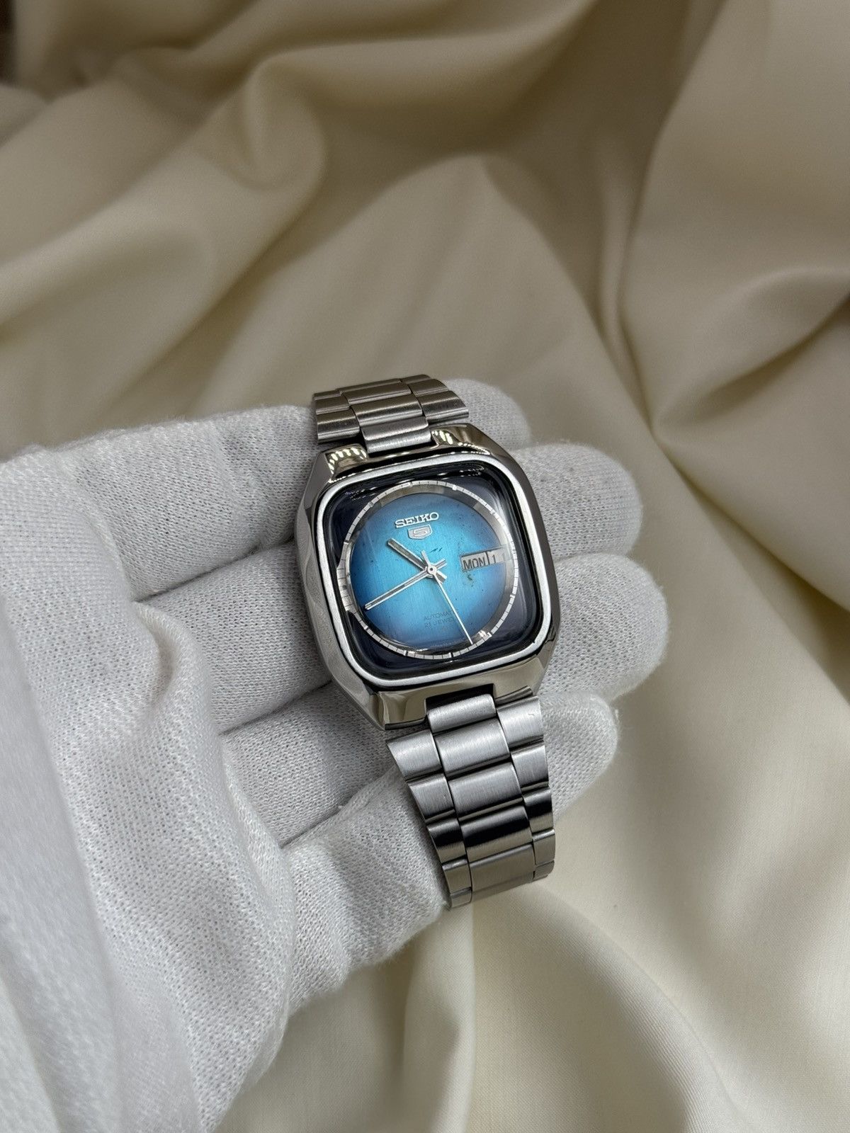 Seiko Seiko 5 Japan Vintage TV Case Blue Fade Dial 21J Automatic Size 36 - 12 Thumbnail