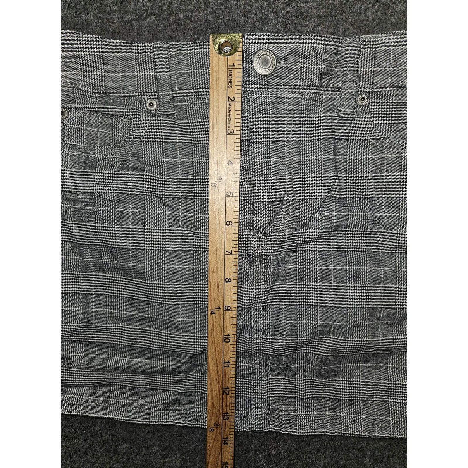 American Eagle Outfitters VINTAGE? No. American Eagle Outfitters Skirt Womens 4 Gray Plaid High Rise Mini Denim Stretch Shirt Womens 4 Gray Plaid High Rise Mini Jeans? Size 27" / US 4 / IT 40 - 6 Thumbnail