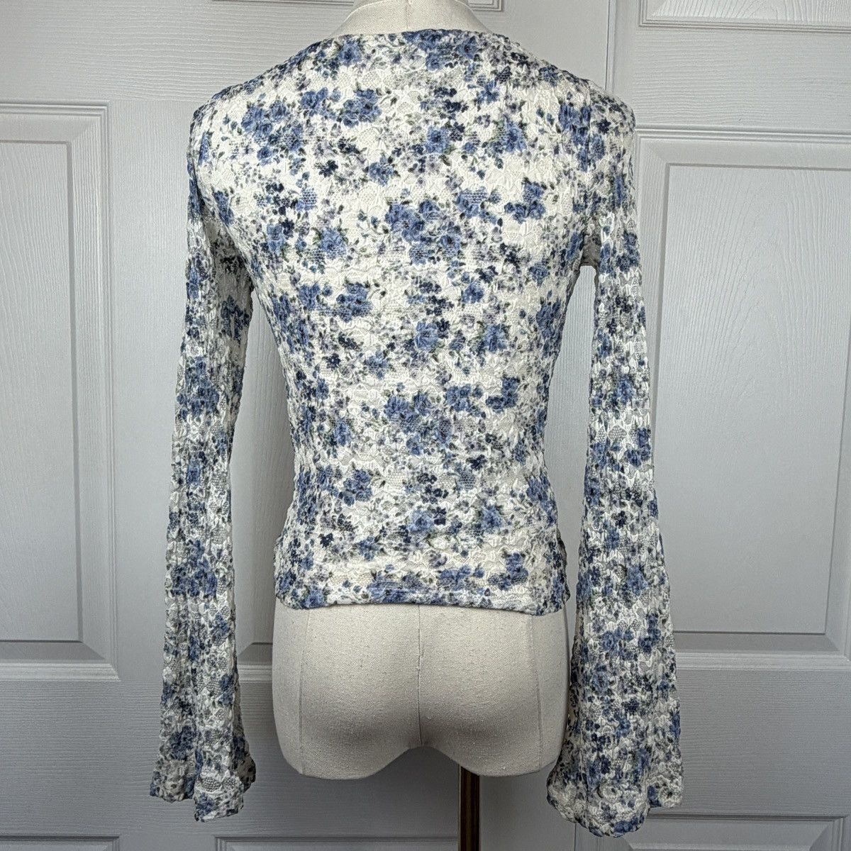 Arizona Jean Co. Arizona Jean co lace floral long sleeve top Size S / US 4 / IT 40 - 2 Thumbnail