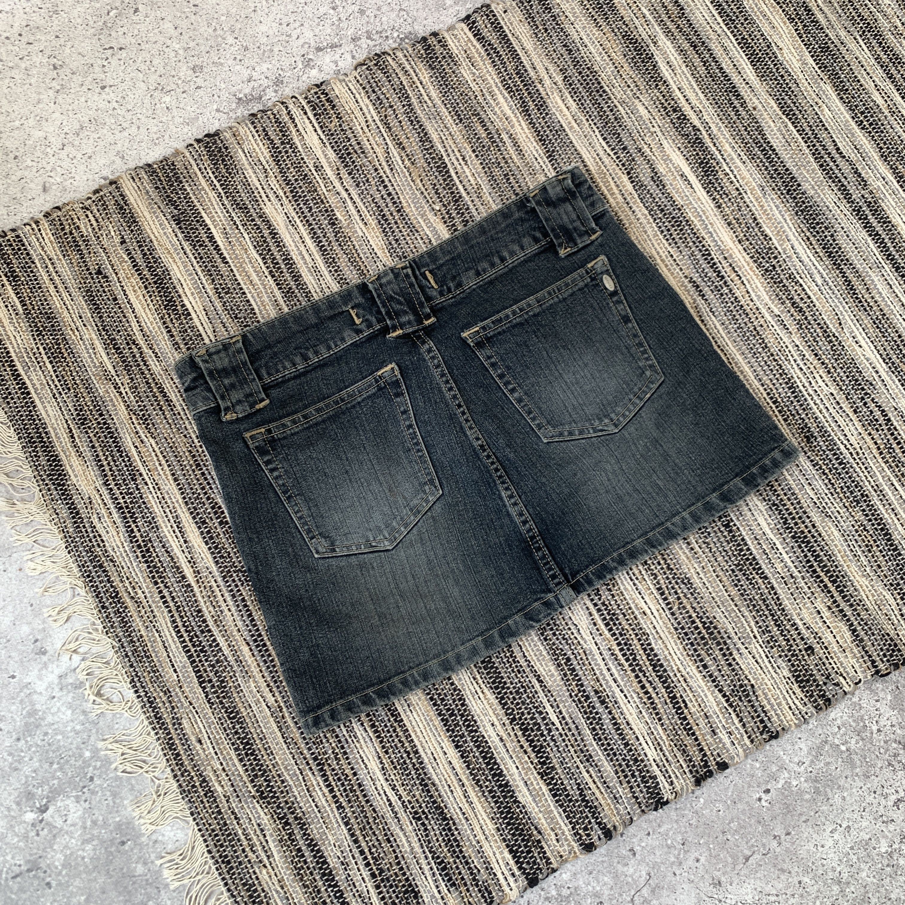 Japanese Brand Vintage Y2K Faded Women's Blue Denim Low Rise Mini Skirt Size 26" / US 2 / IT 38 - 4 Thumbnail