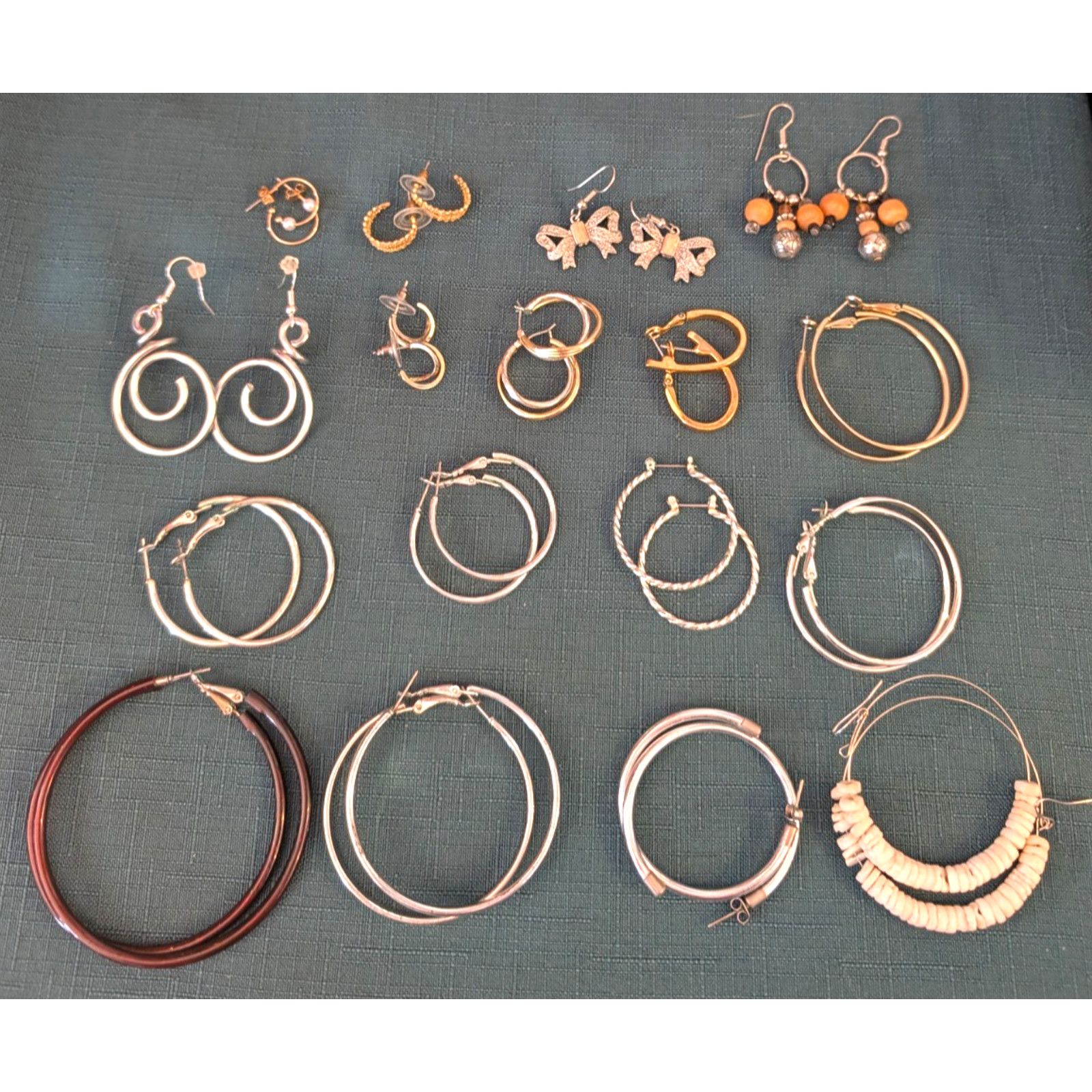 The Unbranded Brand Jewelry Jar FullEarrings/1 Necklace Hoops Studs Full Sets Size ONE SIZE - 2 Thumbnail