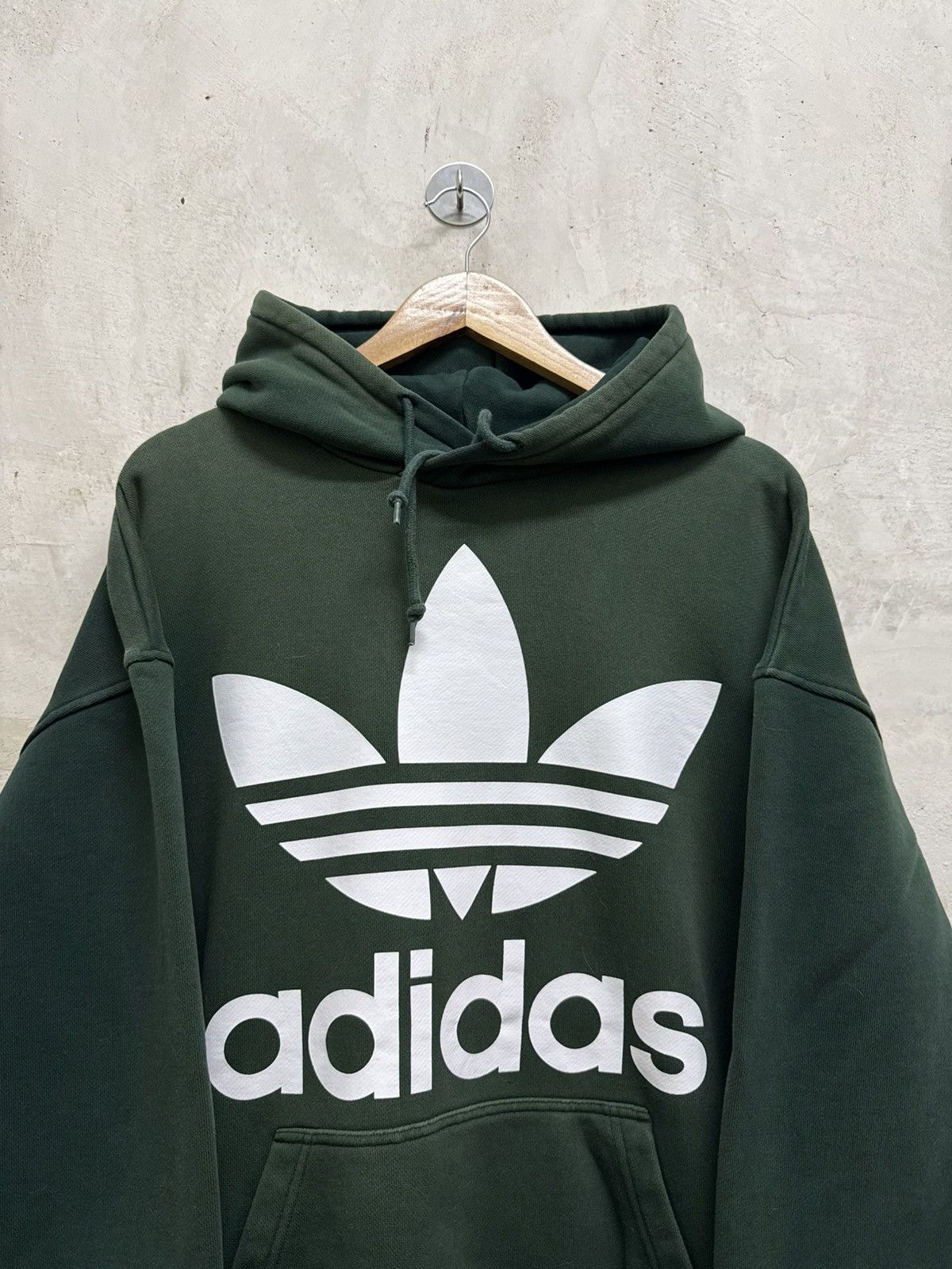 Adidas 2000s Adidas Trefoil Big Logo Faded Baggy Hoodie Size US XXL / EU 58 / 5 - 2 Thumbnail
