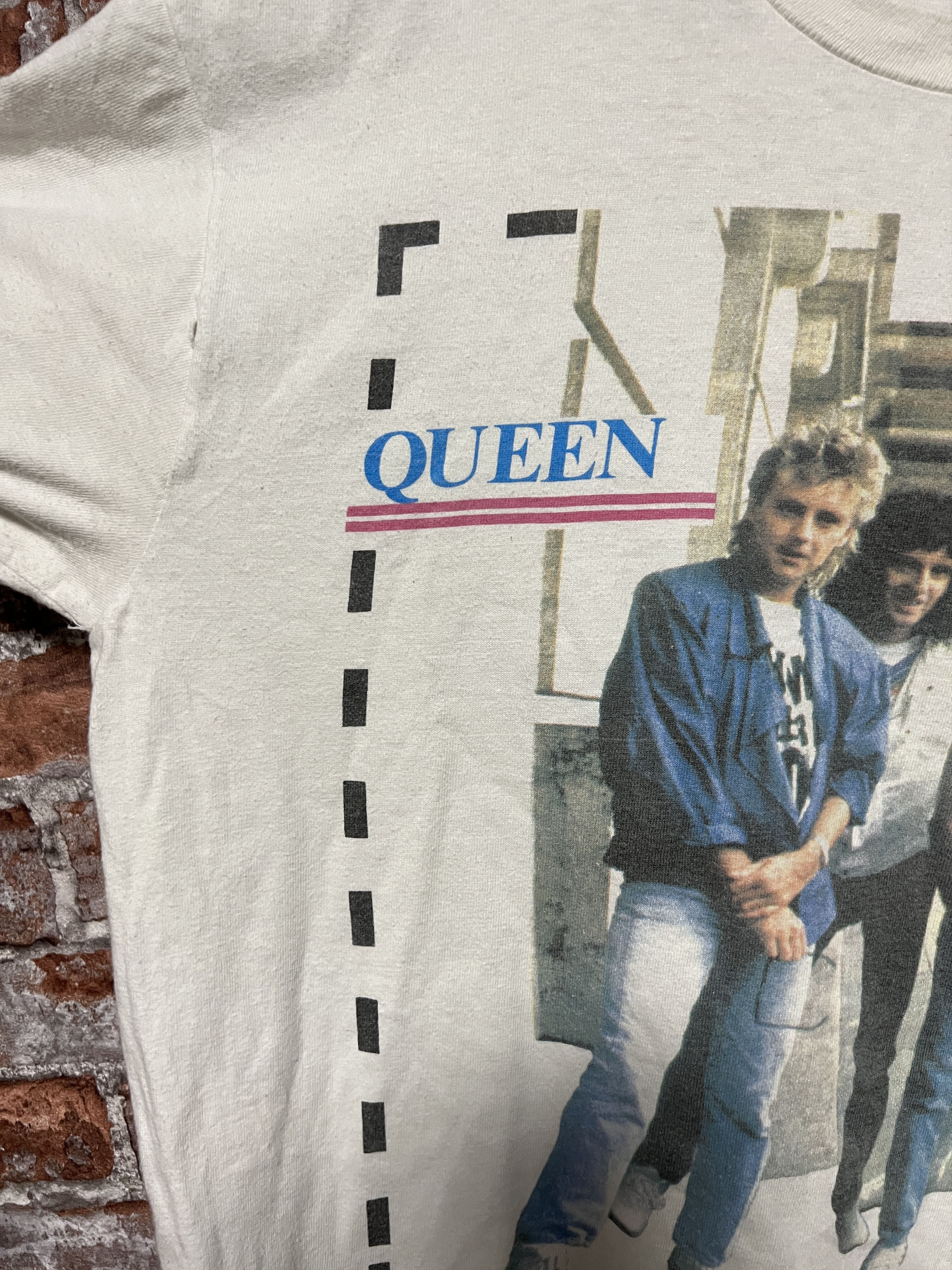 Band Tees Vintage 80s Queen Rare Rock Band T-shirt Size US L / EU 52-54 / 3 - 6 Thumbnail