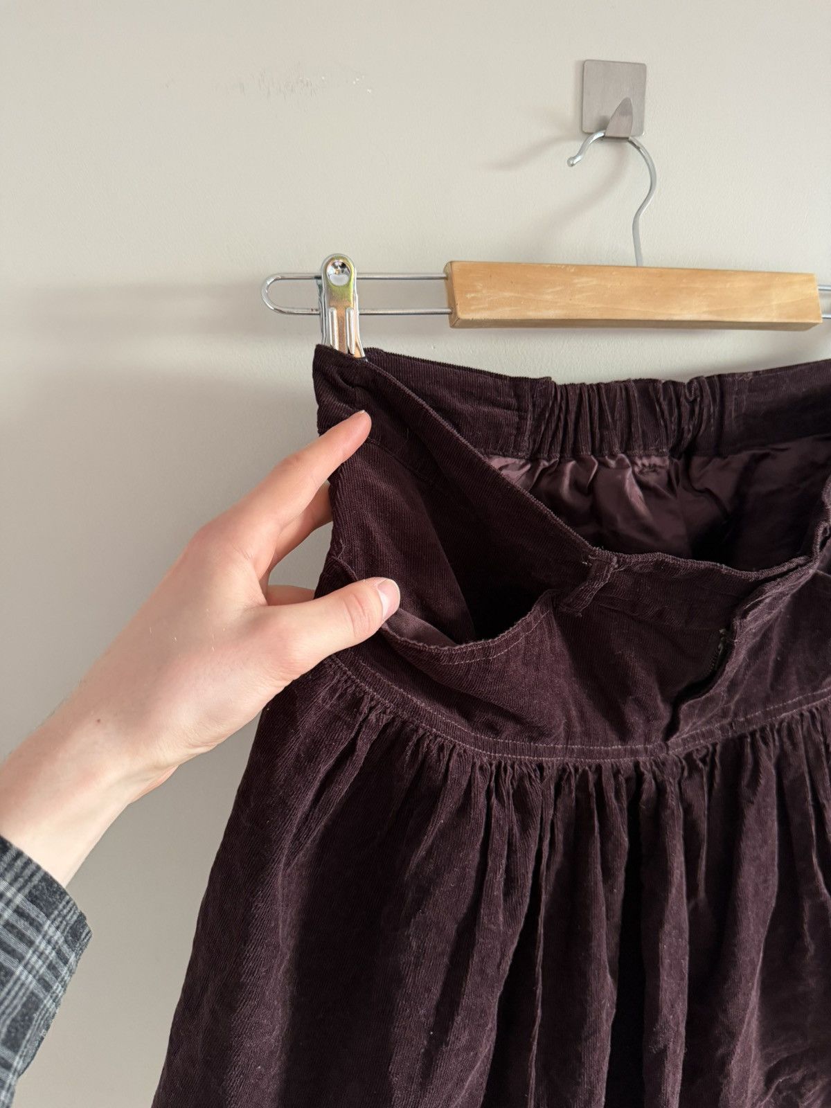 LOWRYS FARM Vintage Lowrys Farm Burgundy Corduroy Pleated Mini Skirt Size 26" / US 2 / IT 38 - 2 Thumbnail
