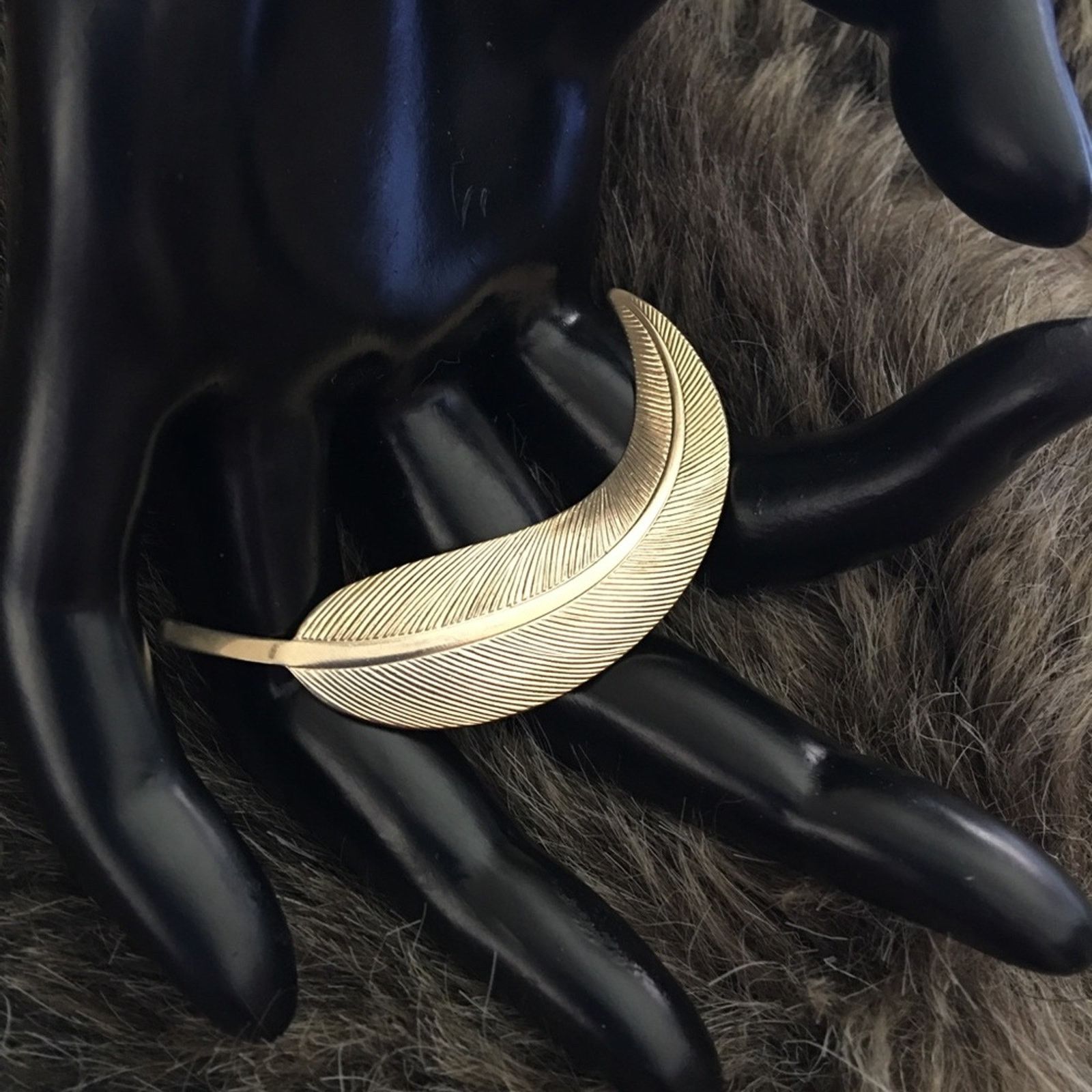 Vintage Vintage 70s gold tone textured leaf brooch pin Size ONE SIZE - 1 Thumbnail