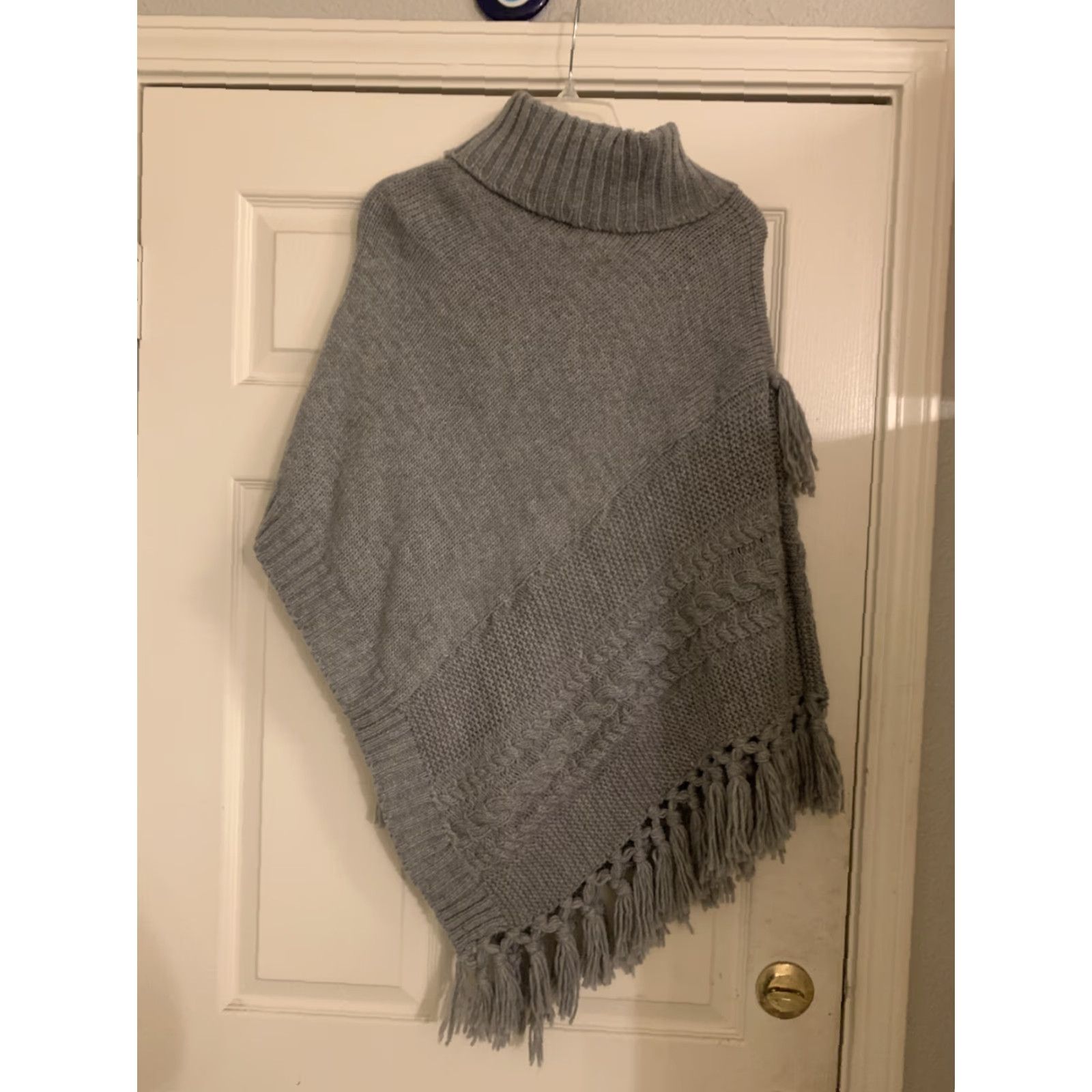 Steve Madden Steve Madden NWT Poncho Sweater Shrug Cowl Neck OS Grey Knot Fringe Chunky Knit Size ONE SIZE - 6 Thumbnail