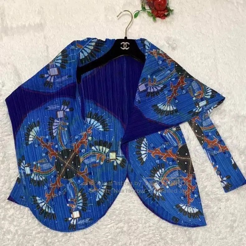 Issey Miyake Issey Miyake Dark Blue Tribe Feather Print Pleated Top Size L / US 10 / IT 46 - 3 Thumbnail