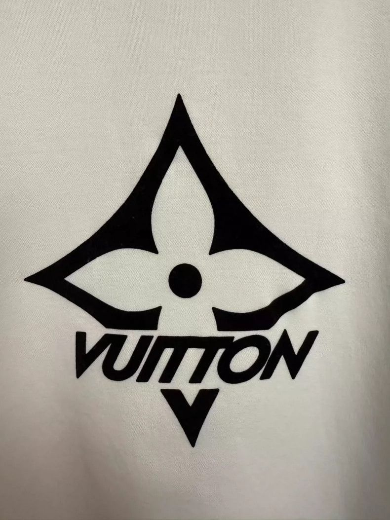 Louis Vuitton Louis Vuitton big logo on white chest sweatshirt Size US M / EU 48-50 / 2 - 3 Thumbnail