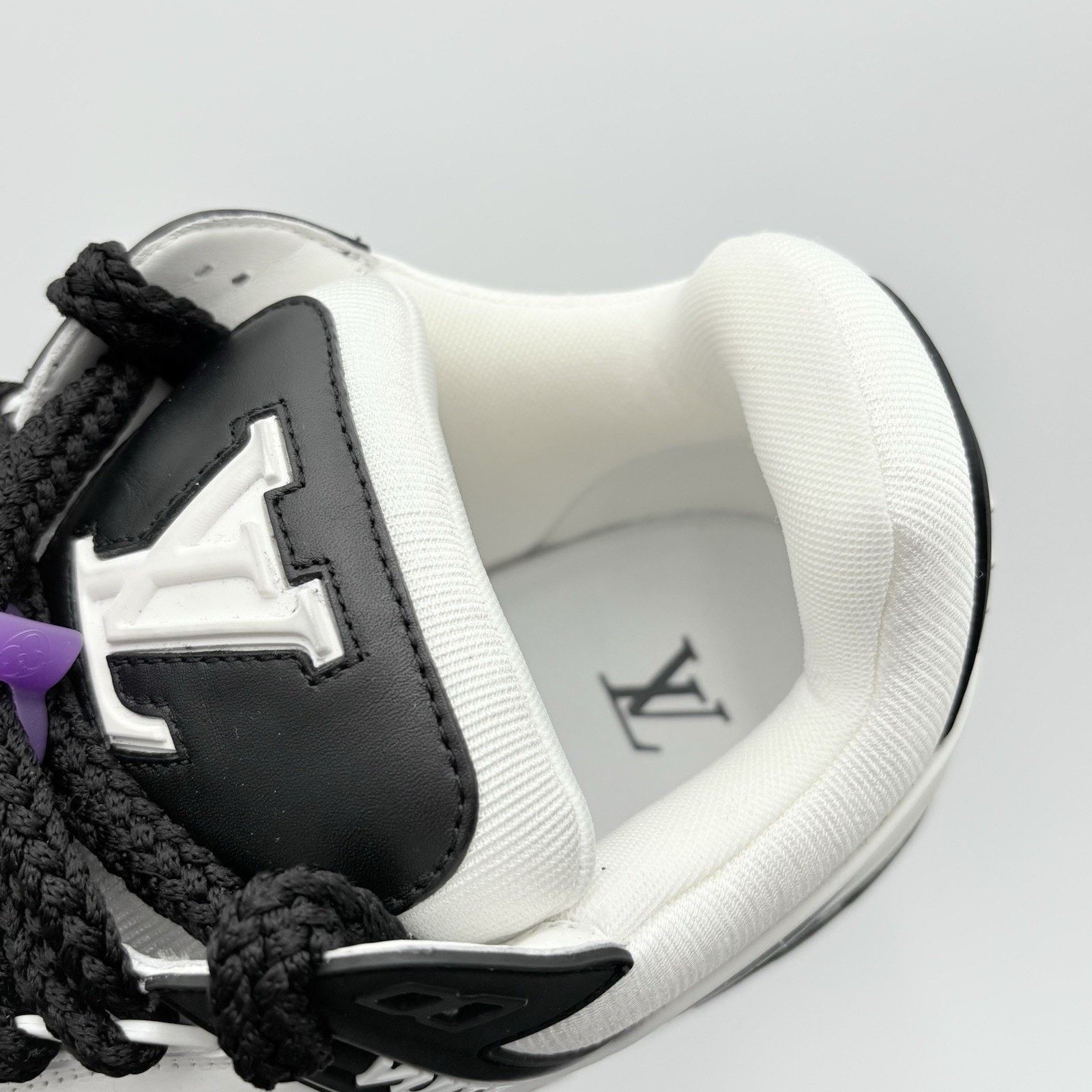 Louis Vuitton (10-10.5 US) Louis Vuitton Maxi ' Black White ' | EXCELLENT! Size US 10 / EU 43 - 12 Thumbnail