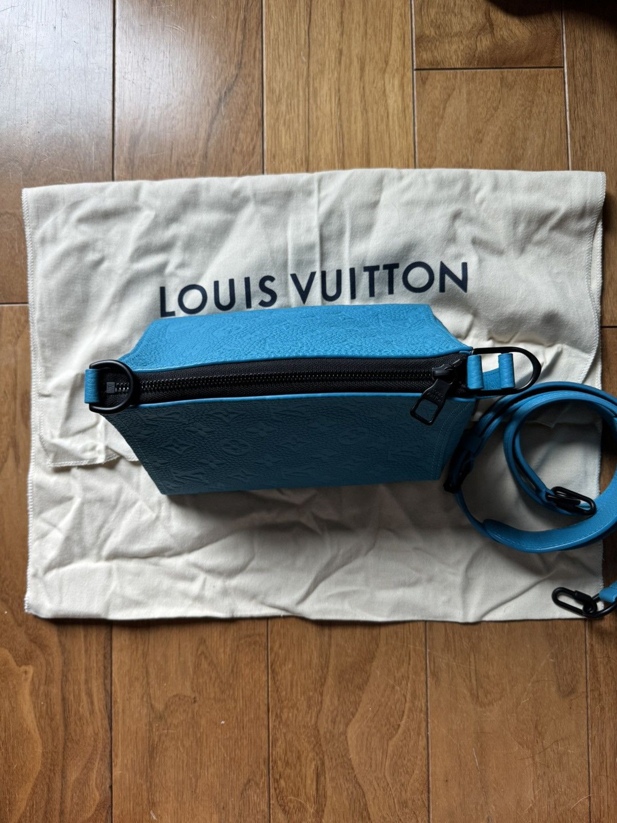 Louis Vuitton Like new Triangle Messenger (Spring 2020) Size ONE SIZE - 2 Thumbnail