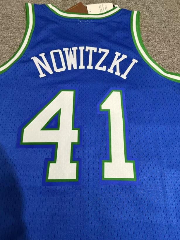 NBA 41 Dirk Nowitzki Jersey Dallas Mavericks Jersey Size US M / EU 48-50 / 2 - 3 Thumbnail