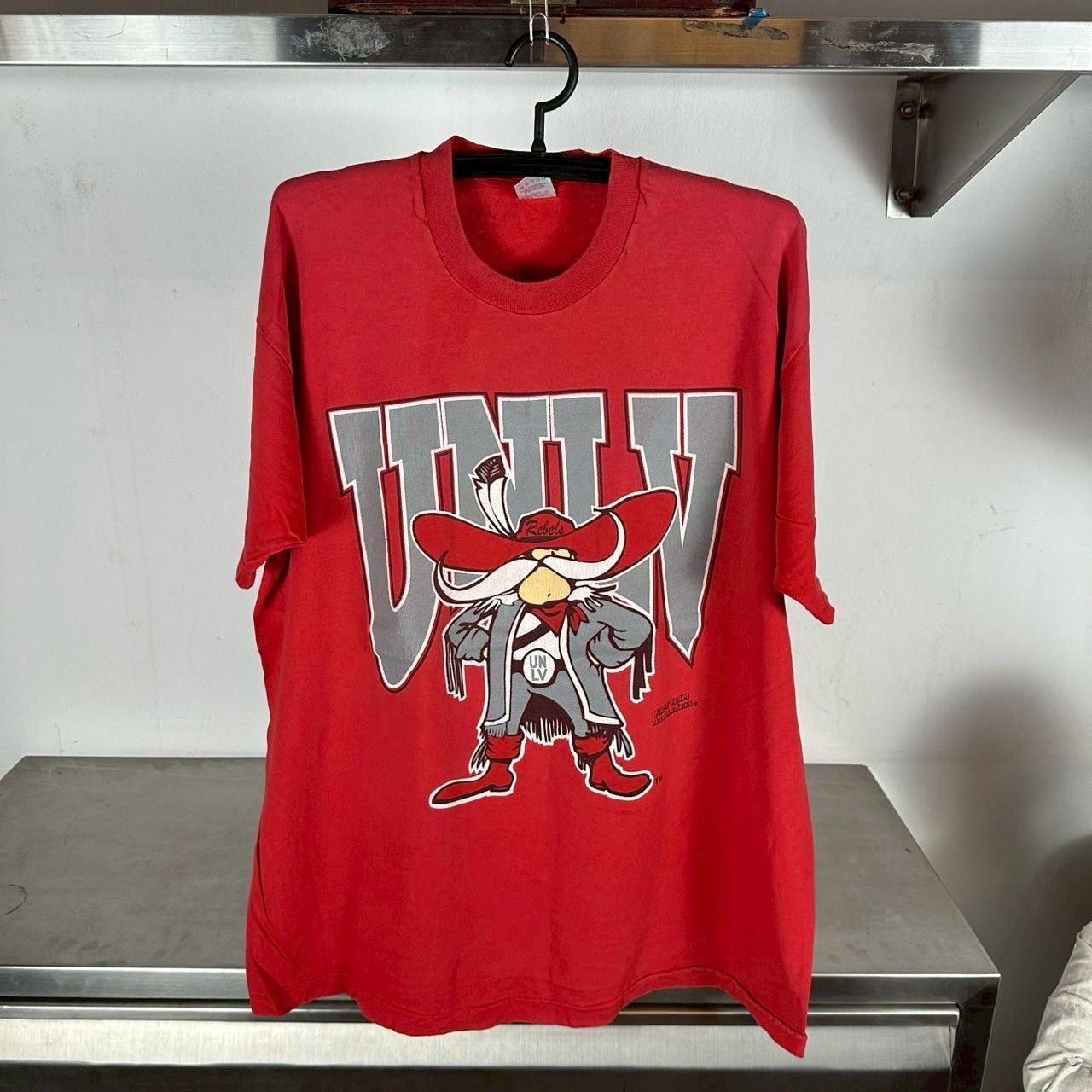 Vintage Vintage 90s UNLV Running Rebels NCAA T-shirt Size US XXL / EU 58 / 5 - 1 Thumbnail