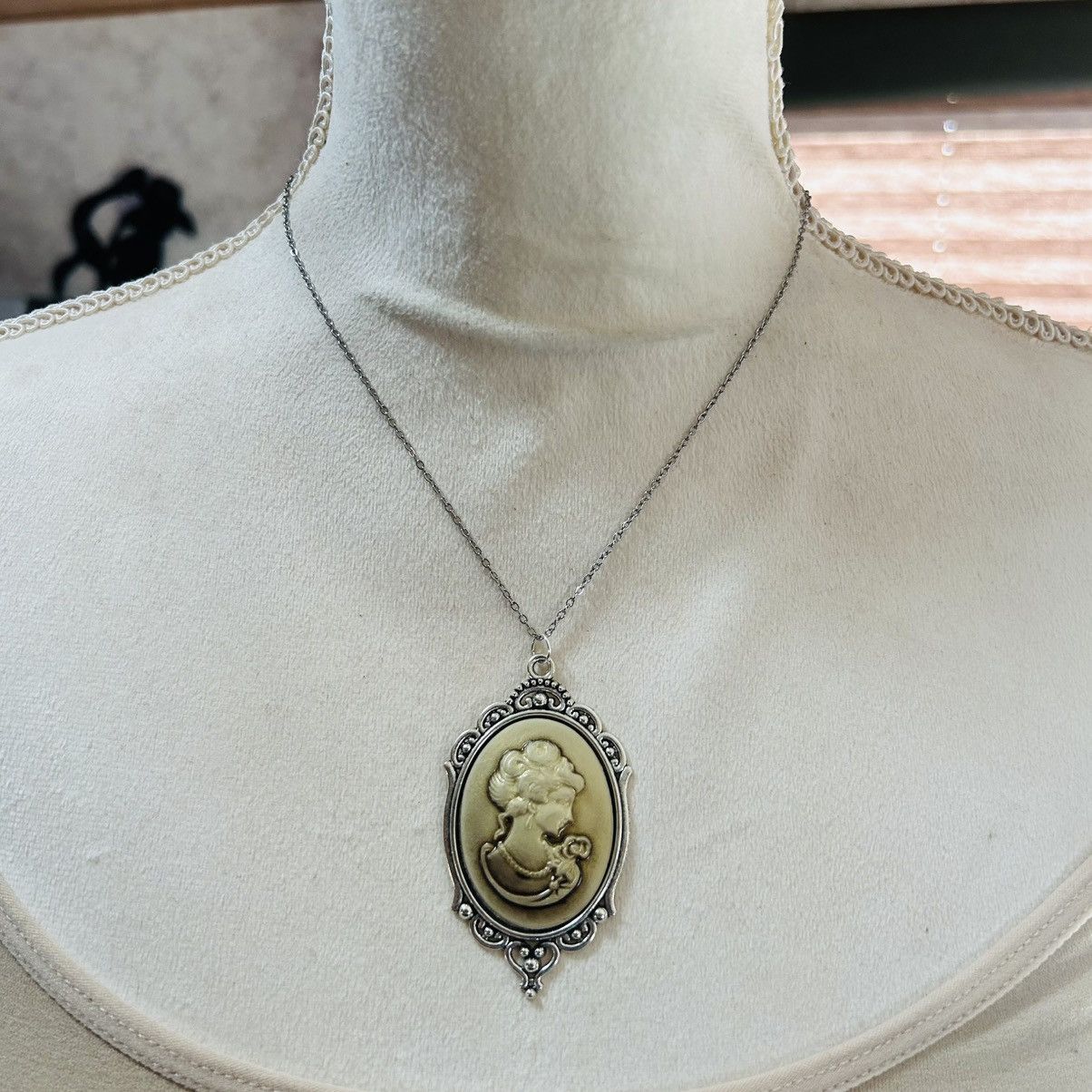 Handmade Handcrafted golden opalescent Victorian lady cameo necklace Size ONE SIZE - 2 Thumbnail