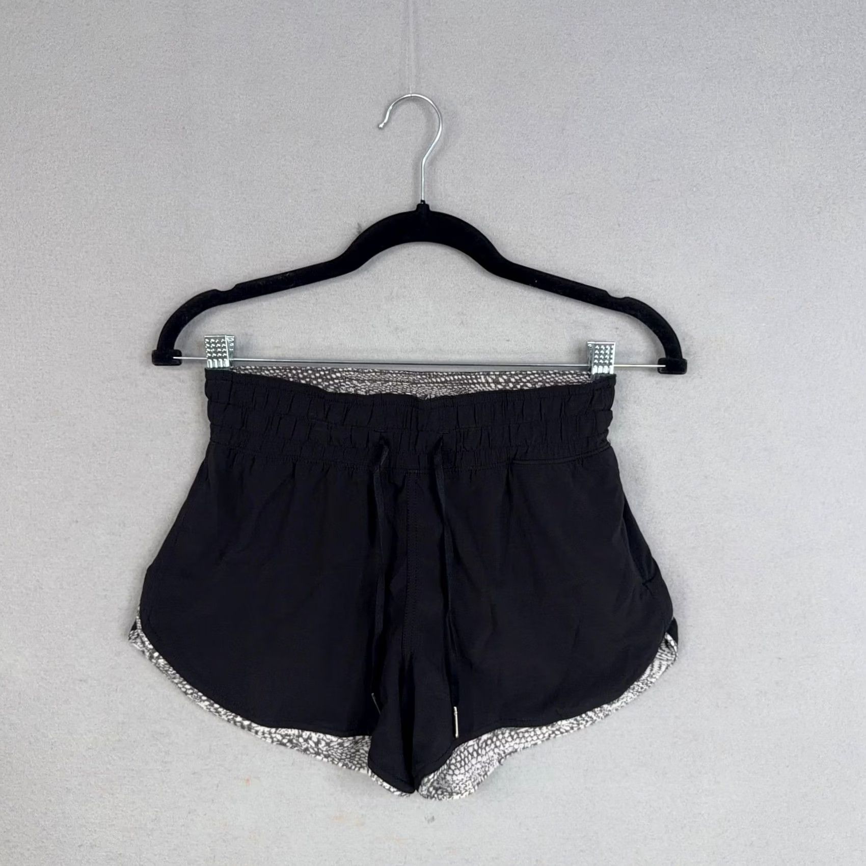 Lululemon VINTAGE Lululemon Shorts Womens 2 Black High Rise Reversible Geometric Running Athletic Size 26" / US 2 / IT 38 - 2 Thumbnail