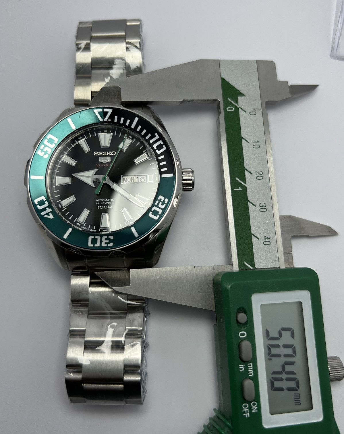 Seiko Seiko Sports Automatic Directional Bazel Day/Date Japan Size 44 - 17 Thumbnail