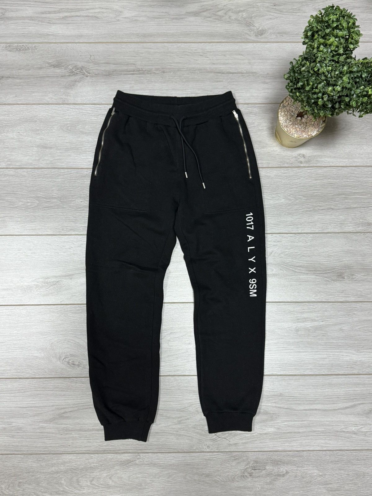 1017 ALYX 9SM Alyx Visual Black big Logo Sweatpants Size US 30 / EU 46 - 1 Thumbnail