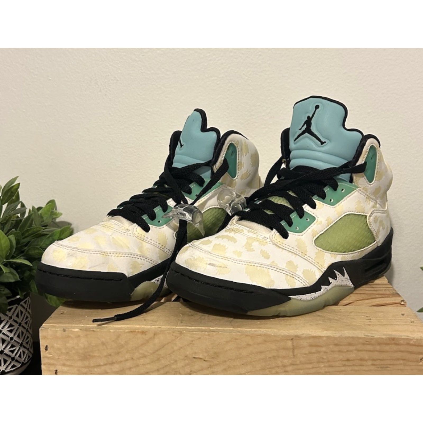 Nike VINTAGE Nike Air Jordan 5 Retro Sneaker Mens White Green 6.5 High Top Leather Athletic Casual Workwear 2019 CN2932-100 Shoes Size US 6 / EU 39 - 4 Thumbnail