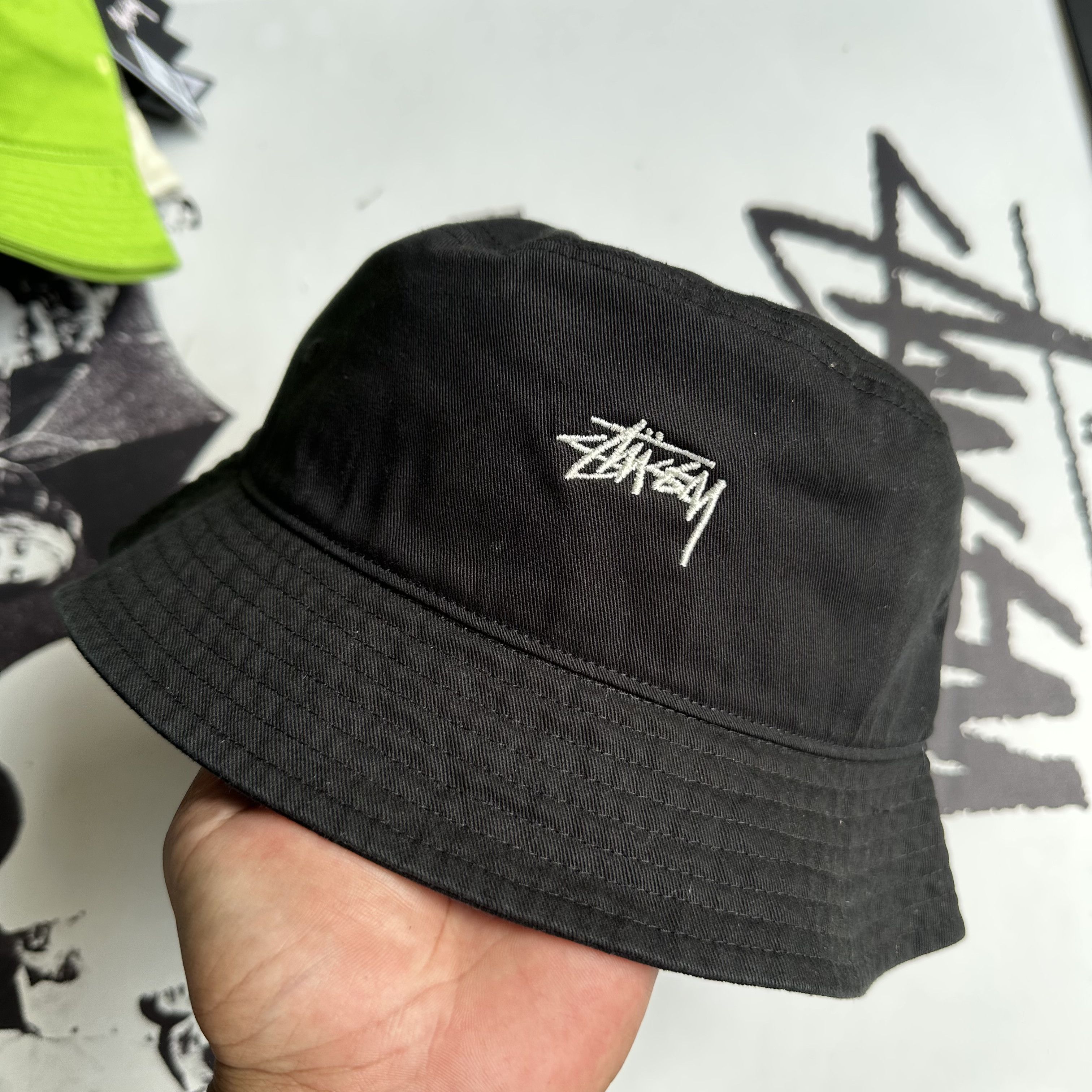 STUSSY STOCK BUCKET HAT BLACK L/XL