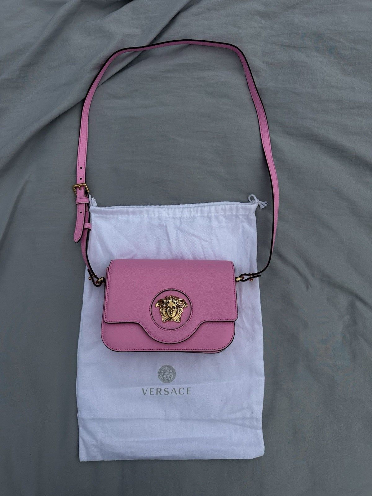 Versace Versace La Medusa Pink and Gold Leather Shoulder Bag Size ONE SIZE - 1 Thumbnail