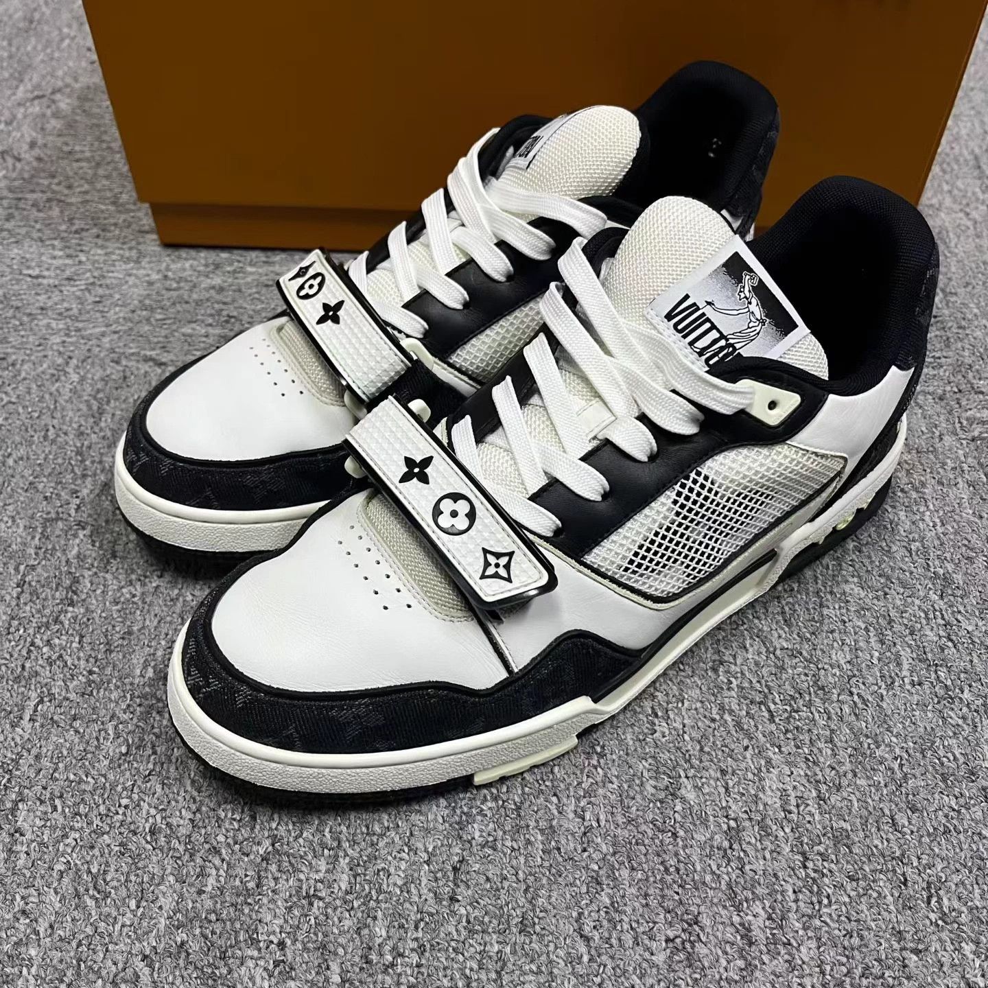 Louis Vuitton Louis Vuitton B&W Calfskin Lace-Up Low-Top Sneakers Size US 8.5 / EU 41-42 - 2 Thumbnail