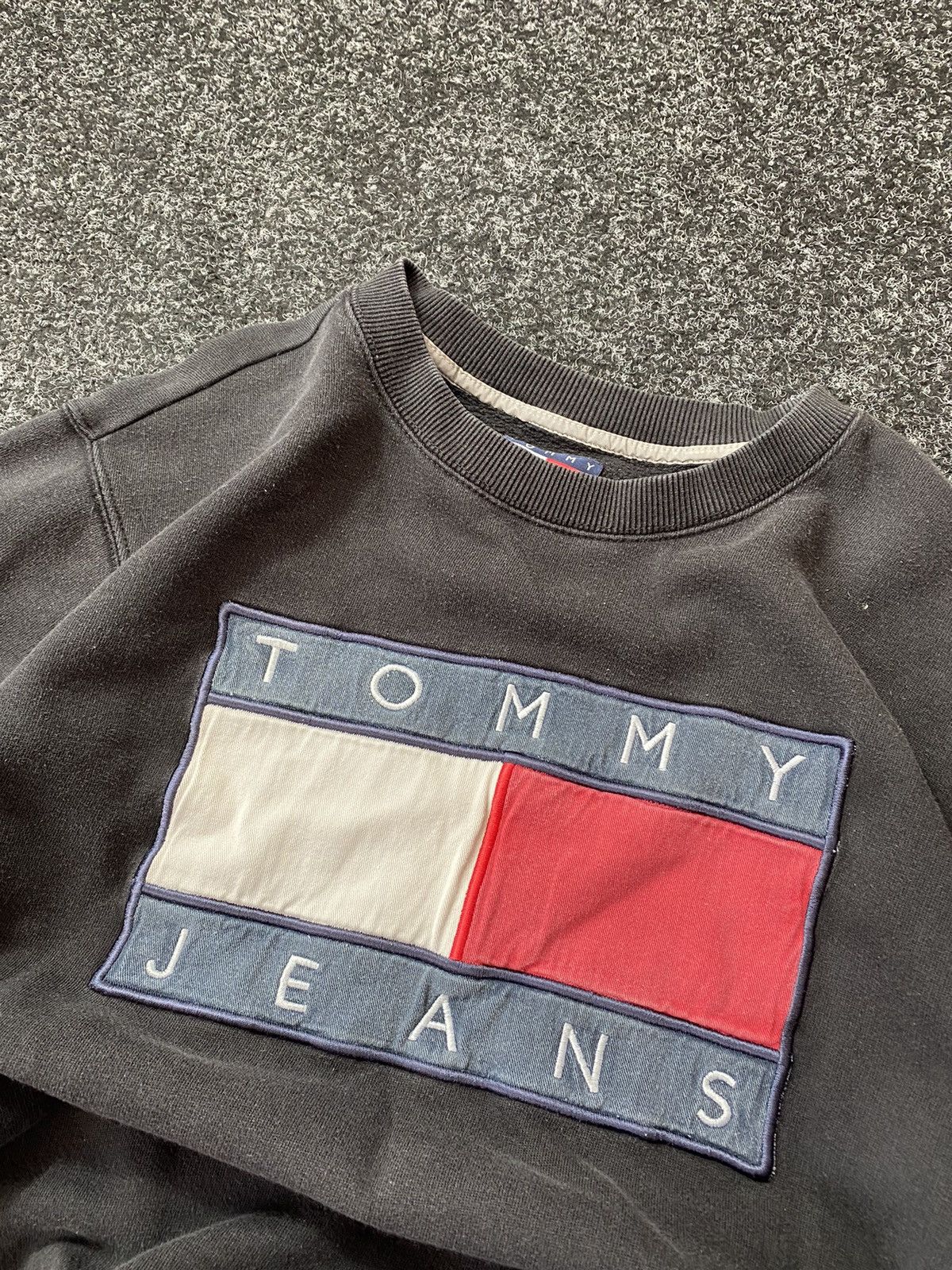 Tommy Hilfiger × Vintage WASHED BLACK TOMMY HILFIGER BOXY LOGO SWEATSHIRT MENS Y2k Size US M / EU 48-50 / 2 - 5 Thumbnail