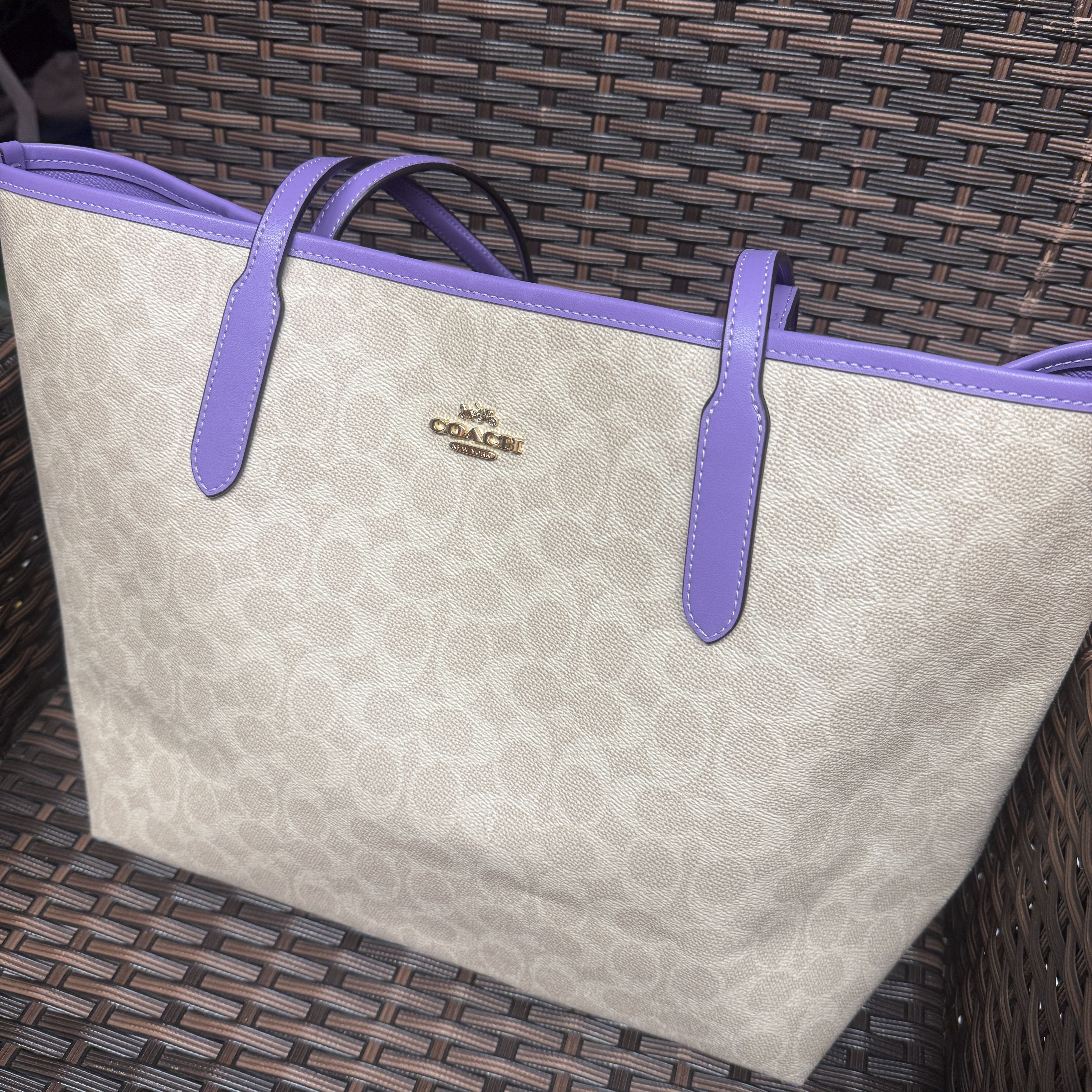 Coach Cv976 Tote Bag In Signature Canvas in Beige, Women's