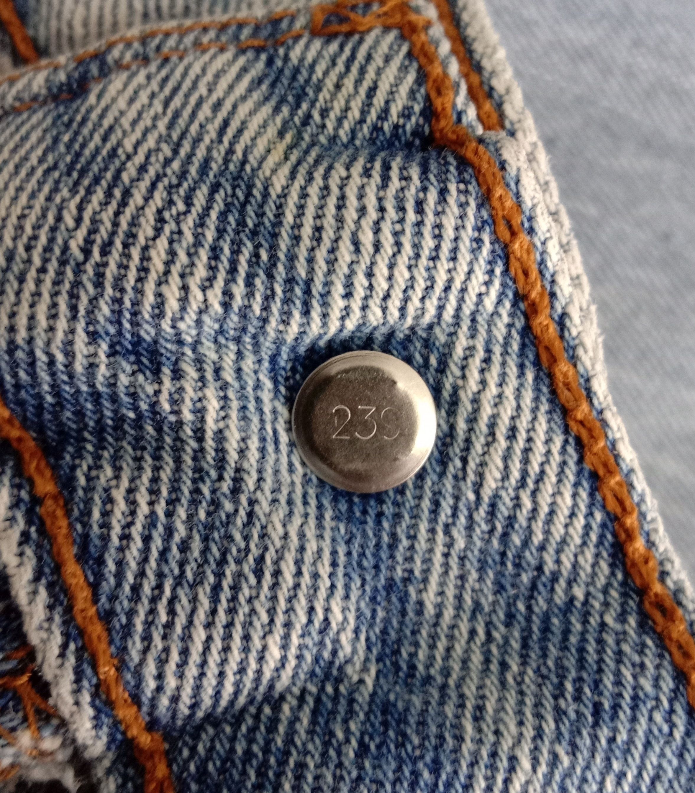 Levi's Vintage Levi’s 505 Light Wash Jeans Distressed Denim Size US 33 - 10 Thumbnail