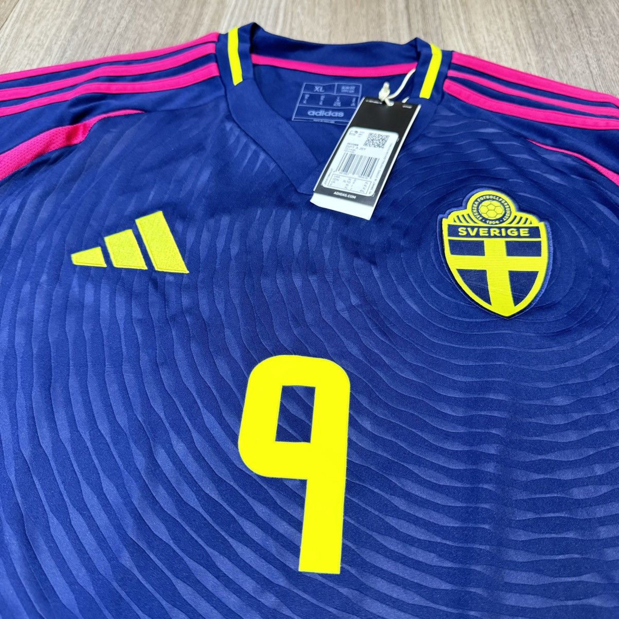 Adidas Sweden 24/25 away shirt #9 Isak (Bnwt) Size US XL / EU 56 / 4 - 3 Thumbnail