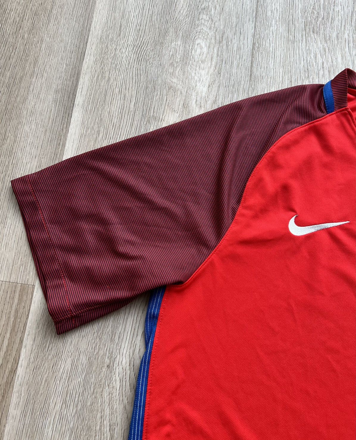 Nike Nike 2016 England Red Soccer T-Shirt Football Jersey Size US L / EU 52-54 / 3 - 4 Thumbnail