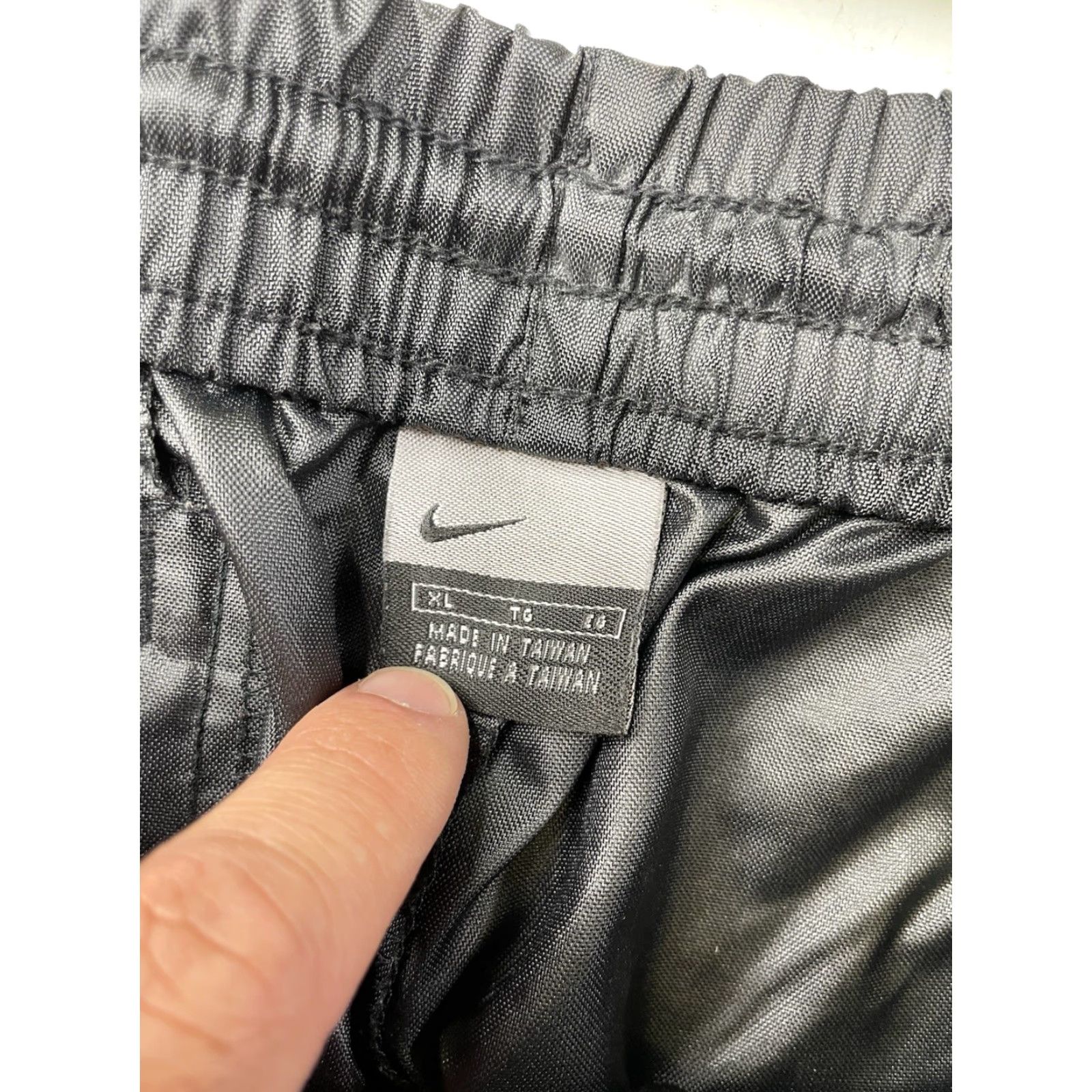 Nike VINTAGE Nike Swoosh Nylon Windbreaker Pants XL Black Track Men Regular Size XL Black Track Pants Streetwear Activewear 90s Size US 36 / EU 52 - 5 Thumbnail