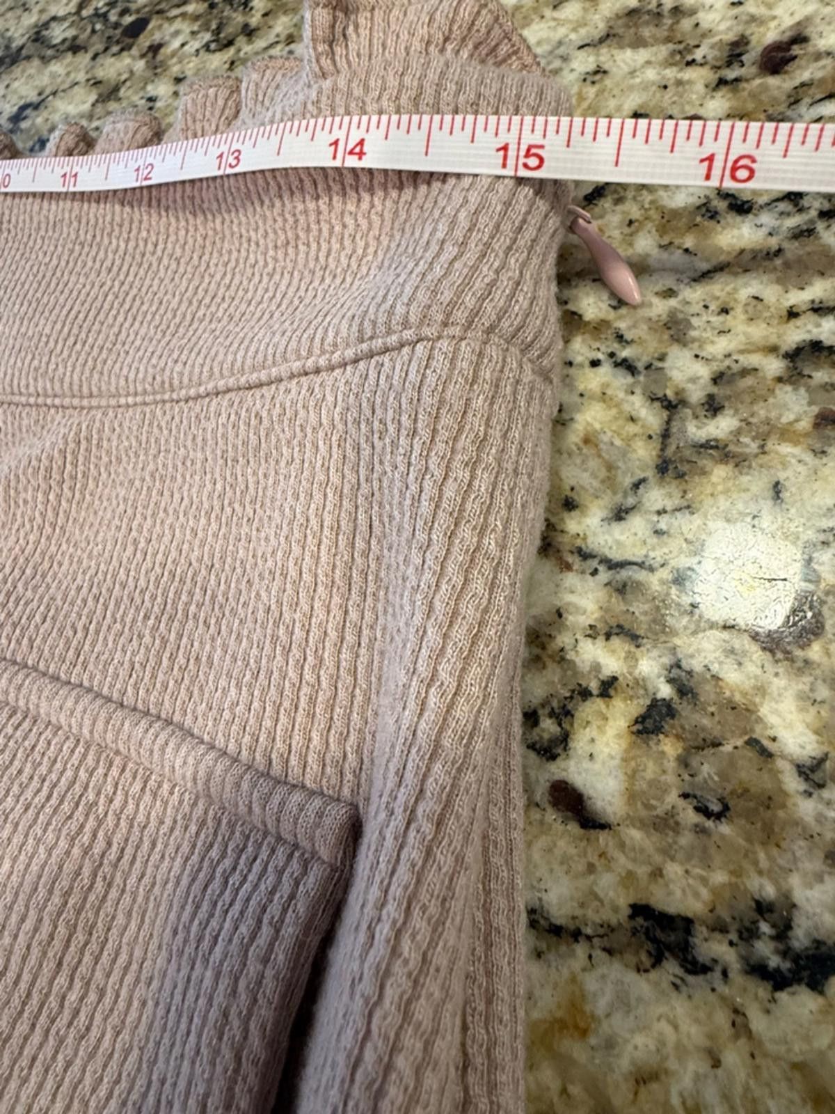 Other Kittenish tan ribbed ruffled waist shorts back pockets SZ M Size 32" / US 10 / IT 46 - 8 Thumbnail