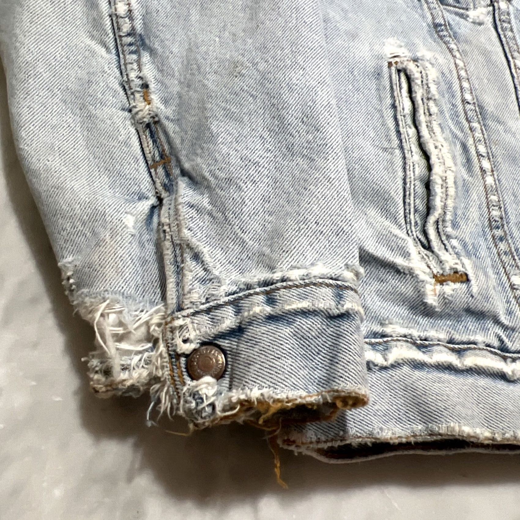 Levi's VINTAGE Levi’s Denim Trucker Jacket Men Large Sherpa Lined Thrashed Made USA Size US L / EU 52-54 / 3 - 6 Thumbnail