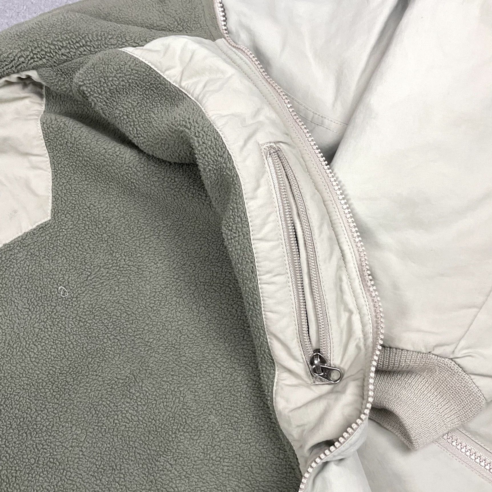 Vintage VINTAGE LL Bean Jacket Mens L Beige Nylon Quilted Winter Full Zip Lined Polyester 0 UF43 Outdoor Hiking Mens Size US L / EU 52-54 / 3 - 4 Thumbnail