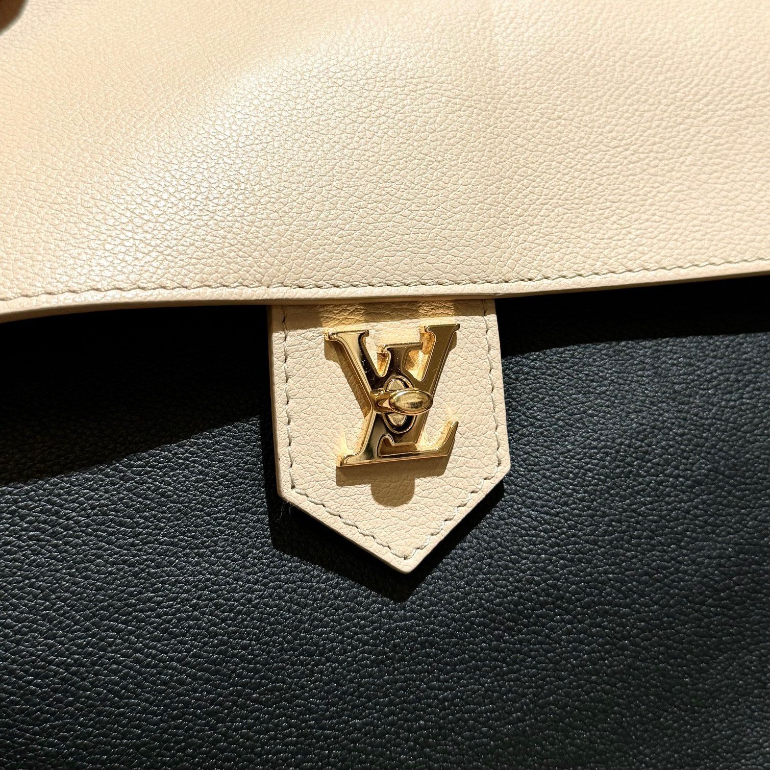 Louis Vuitton Louis Vuitton 2015 Black Vanilla Lockme MM Bag Size ONE SIZE - 9 Thumbnail
