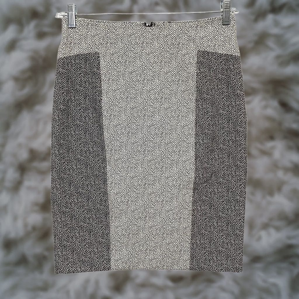 Vintage VINTAGE Rachel Roy Pencil Skirt Mini Black White Herringbone Pattern Womens Size 4 NWT Gray Short Skirt Womens 4 NWT Size 27" / US 4 / IT 40 - 1 Thumbnail