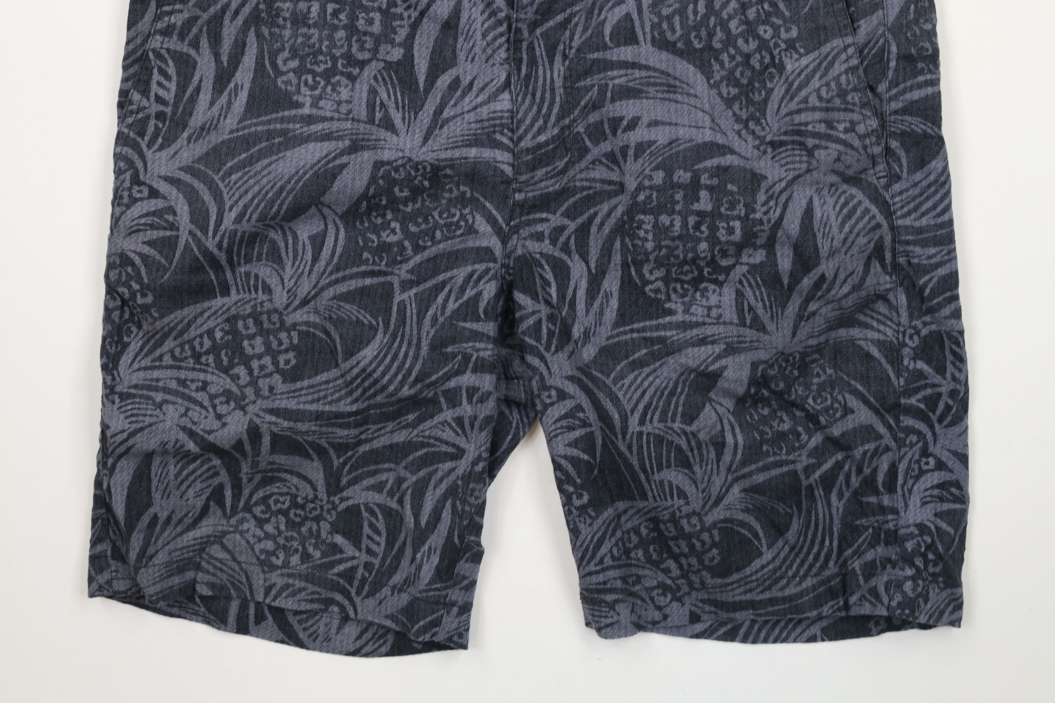 Tommy Bahama × Vintage Vintage Tommy Bahama Blend Pineapple Above Knee Shorts Gray Size US 35 - 4 Thumbnail