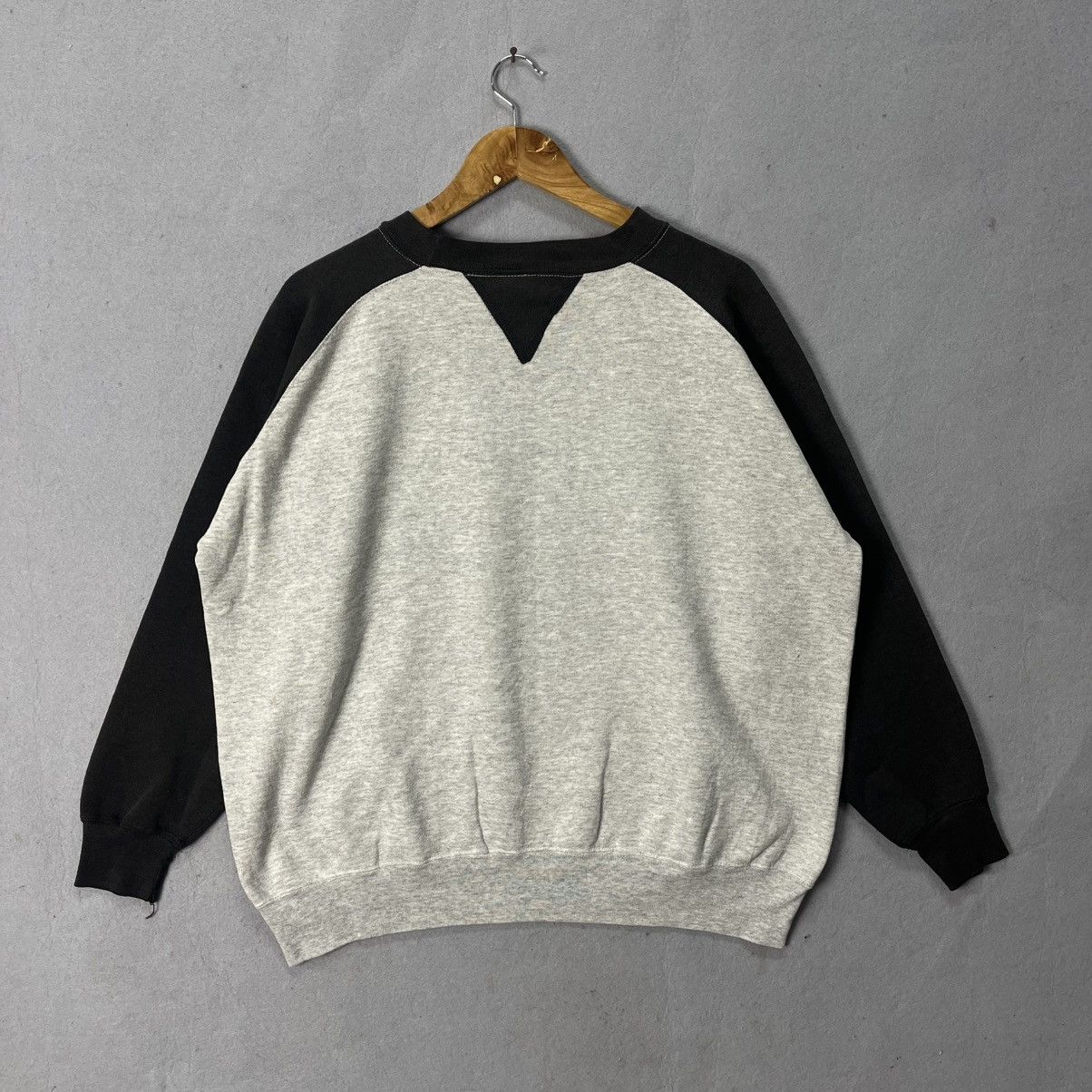 Vintage Vintage 80s Medallion Raglan Crewneck Sweatshirt Gray Black Size US L / EU 52-54 / 3 - 5 Thumbnail