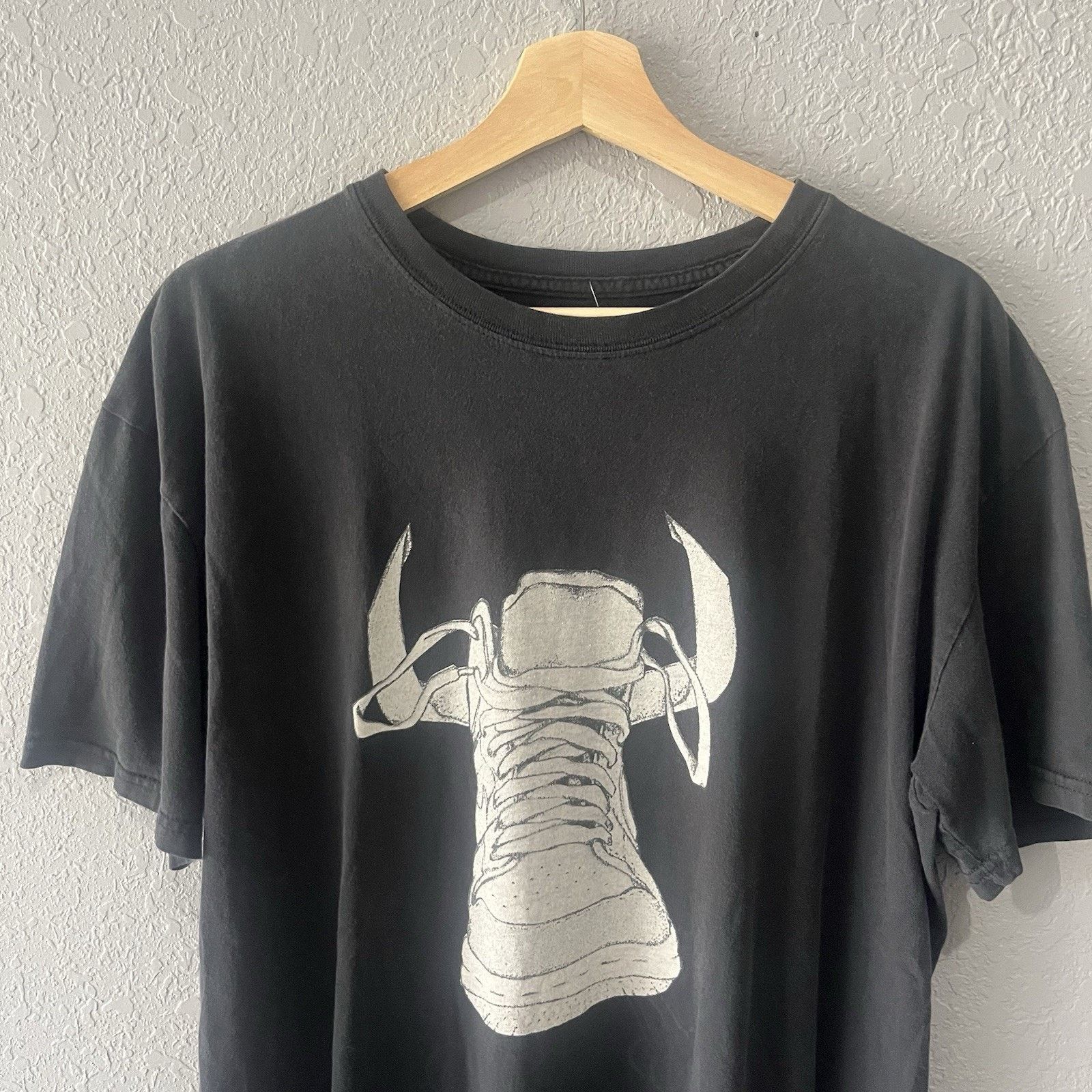 Jordan Brand 2000s Michael Jordan Chicago Bulls Shoe Black Tshirt Men’sXL Size US XL / EU 56 / 4 - 2 Thumbnail