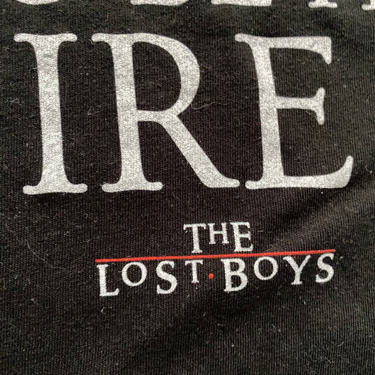 Vintage THE LOST BOYS AMAZING HORROR COMEDY T SHIRT 249 Size US L / EU 52-54 / 3 - 4 Thumbnail