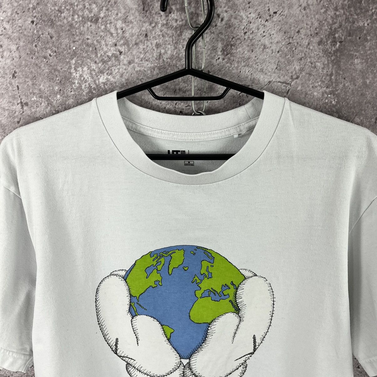 Kaws × Uniqlo Uniqlo x Kaws T-Shirt Planet Earth Big Logo Y2K Size M Size US M / EU 48-50 / 2 - 2 Thumbnail
