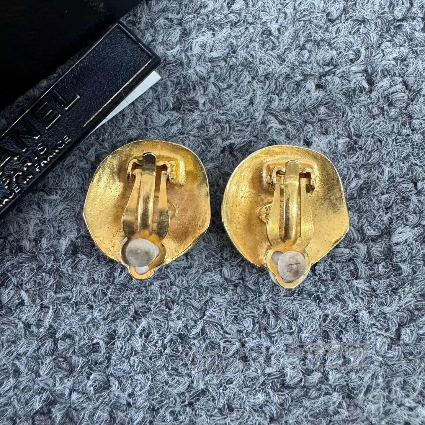 Chanel Chanel Golden lava-colored double-C-shaped circular ear cl Size ONE SIZE - 3 Thumbnail