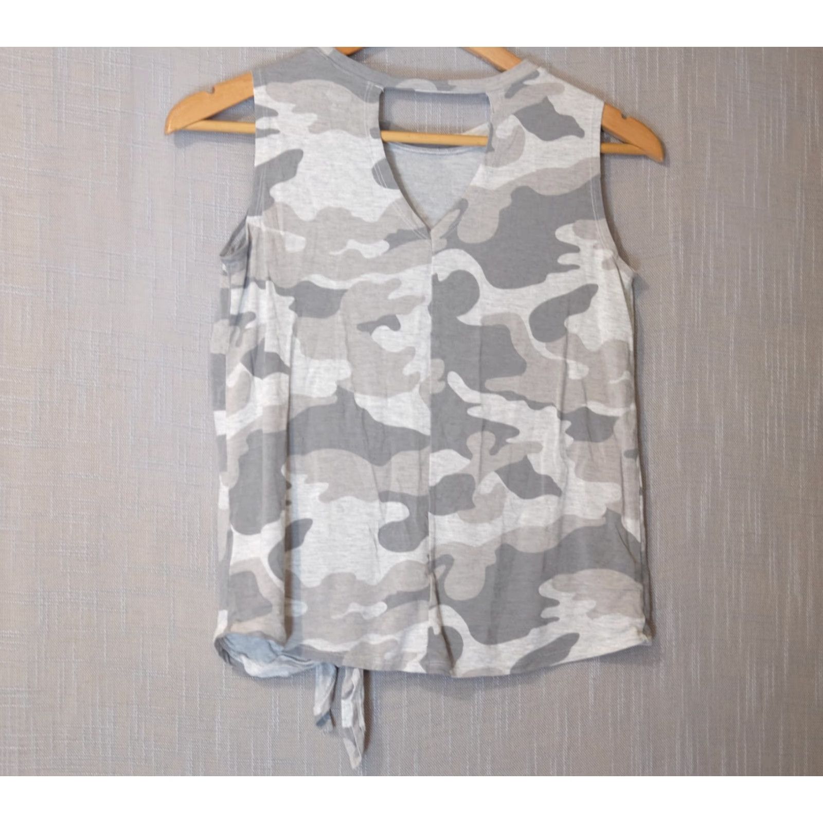 Old Navy EUC Old Navy Grey Camo Tank Top Front Tie Lightweight Stretch Womens L #A1-5 Tank Women L Grey Camo Front Tie Lightweight Stretch Old Navy Size L / US 10 / IT 46 - 4 Thumbnail