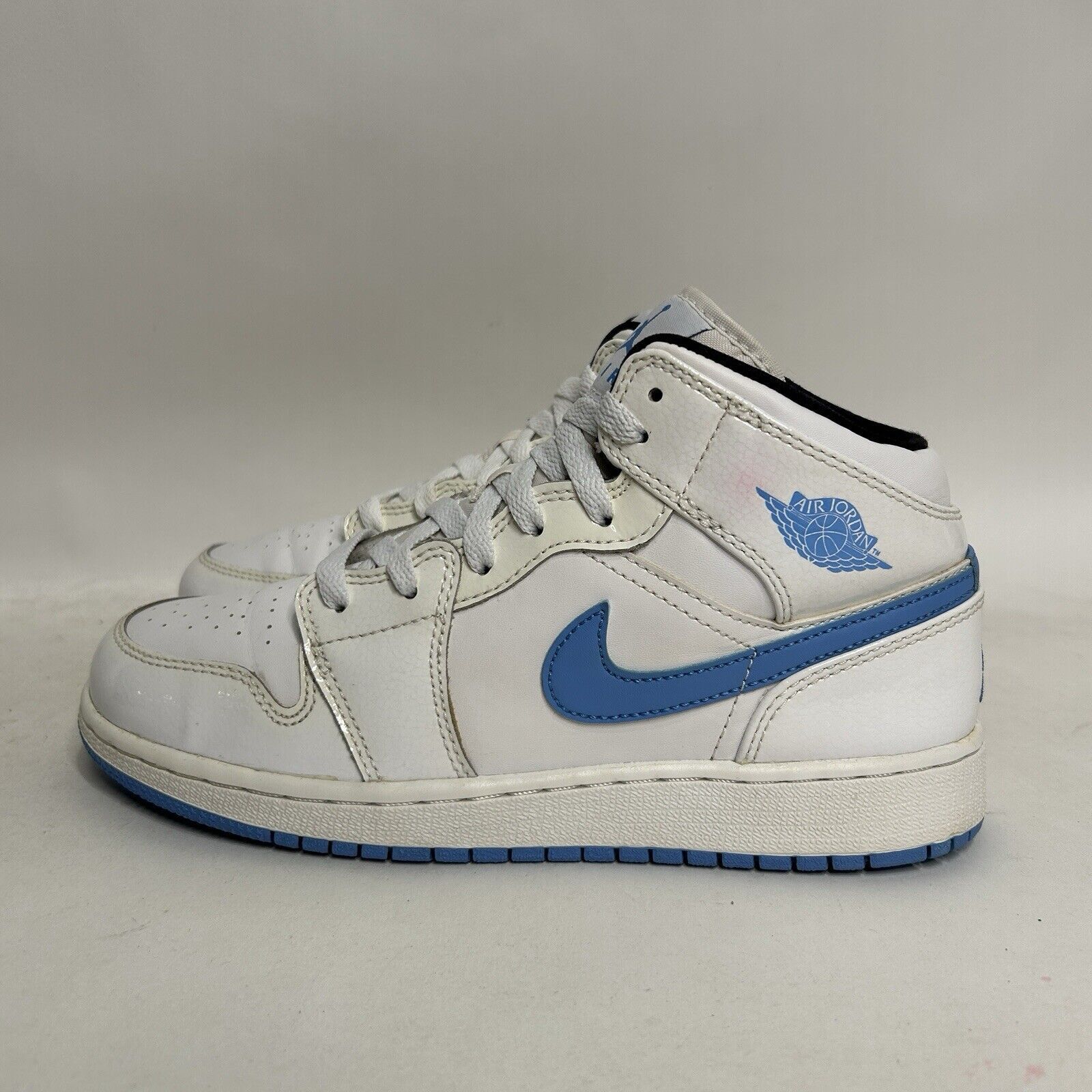 Jordan Brand Nike Shoes Air Jordan 1 Retro Mid GS “Legend Blue/UNC" 2024 Size US 7 / IT 37 - 6 Thumbnail