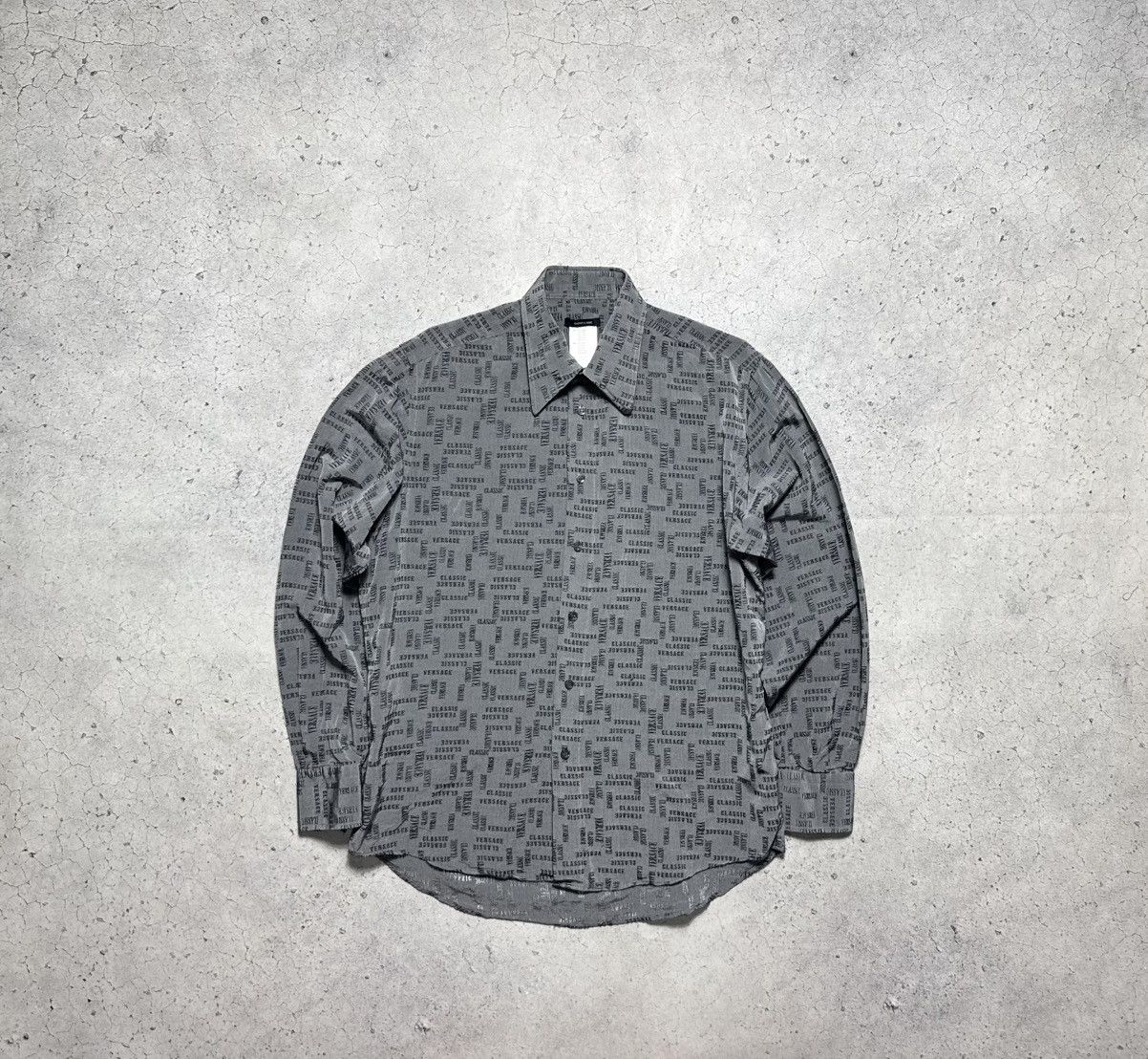 Versace Versace Classic Luxury Monogram Button Shirt Vintage Size US L / EU 52-54 / 3 - 1 Thumbnail